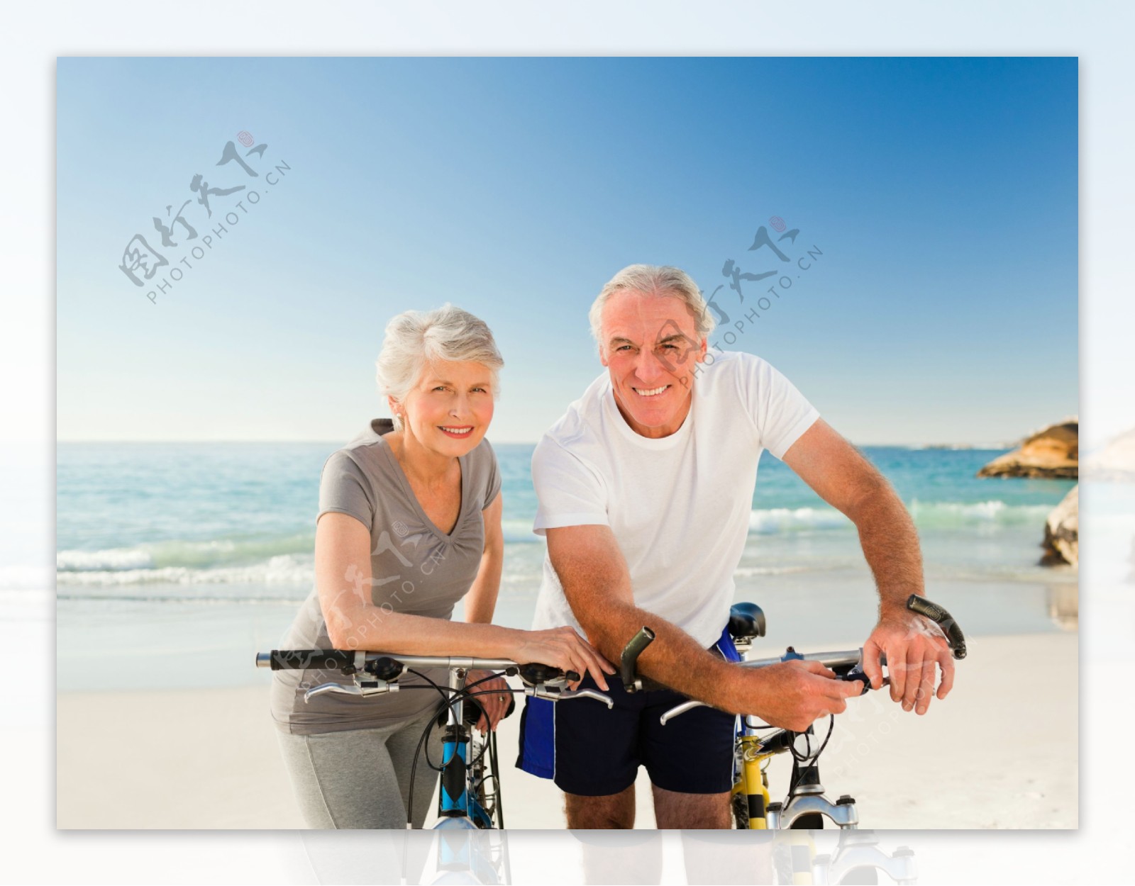 海边骑自行车的老年夫妇图片