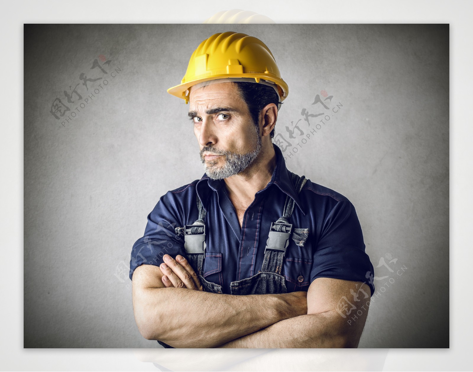 戴着安全帽的建筑工人图片