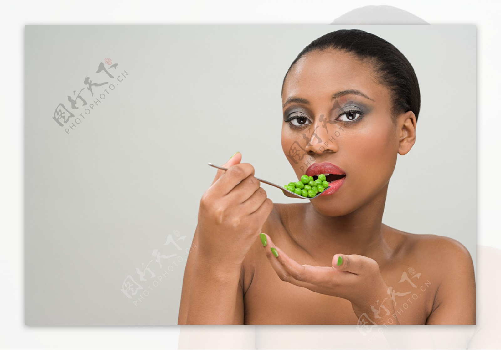 吃豌豆的美女图片
