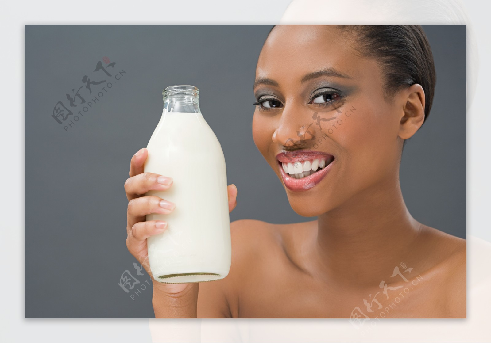 拿着一瓶牛奶的美女图片