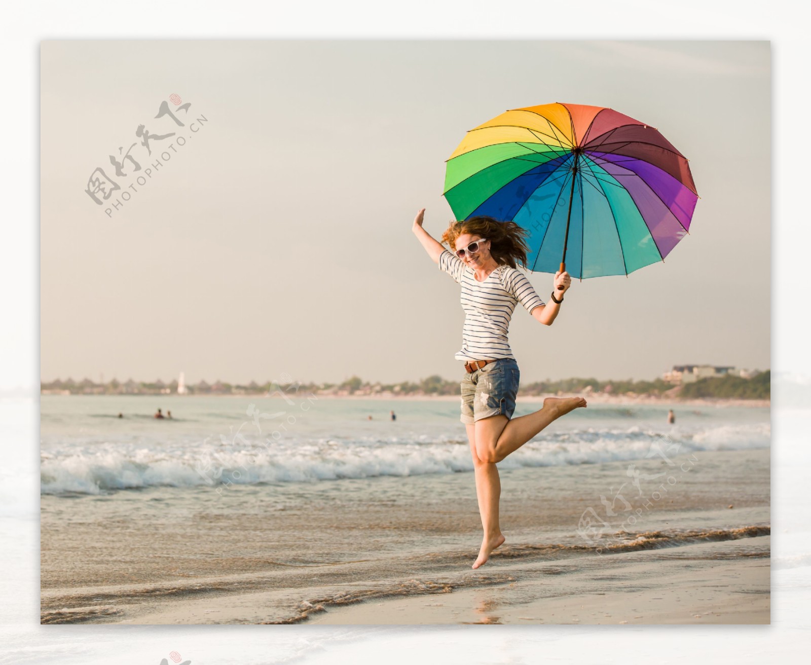 海滩打伞的美女图片
