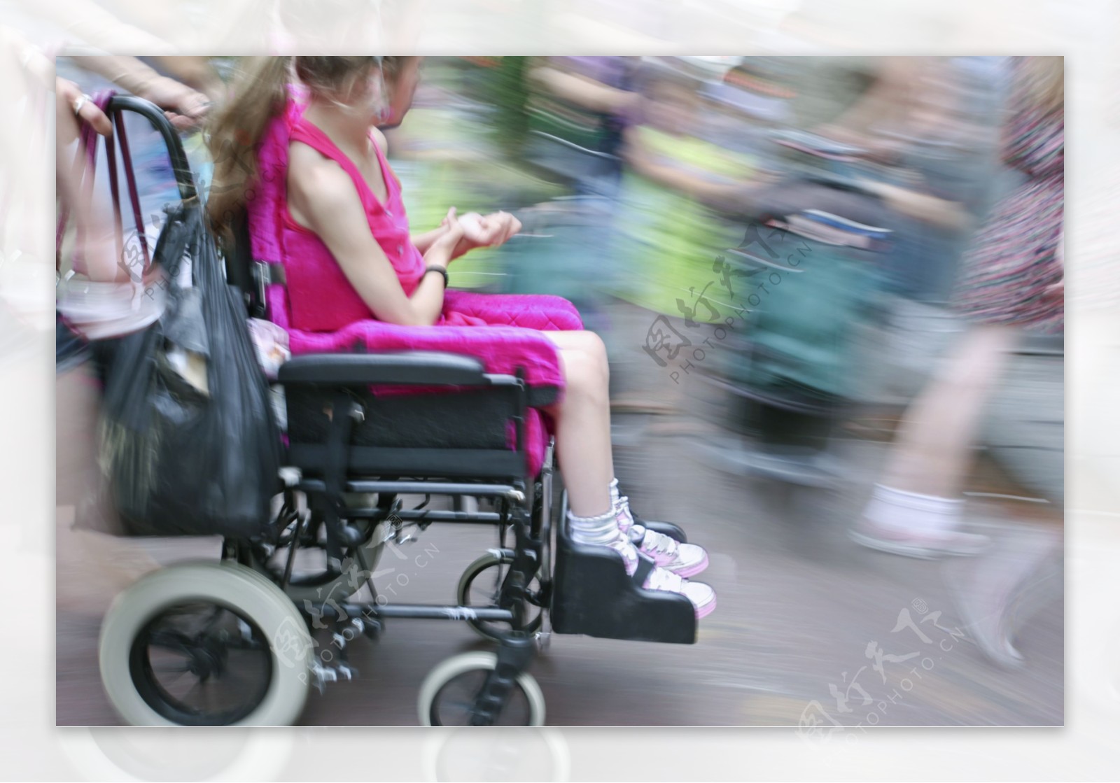 坐在轮椅上的红衣女孩图片