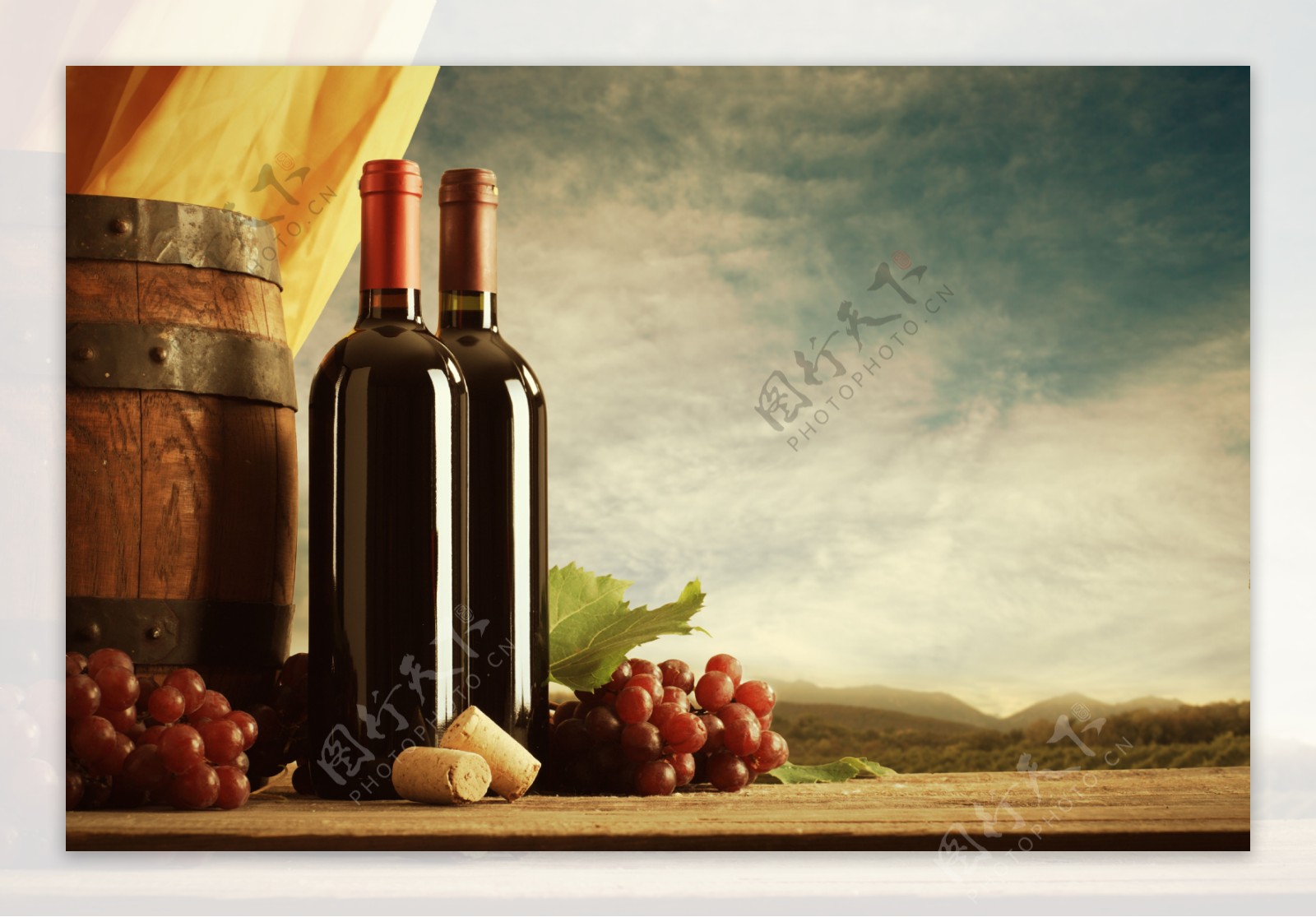 葡萄酒与红酒桶图片