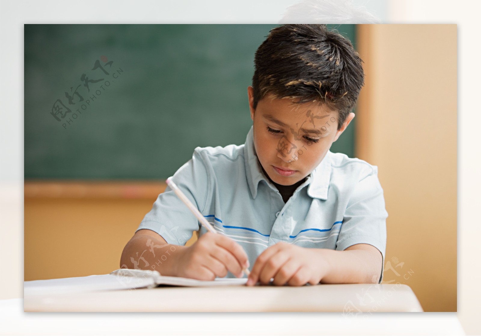 教室里写作业的外国男孩图片