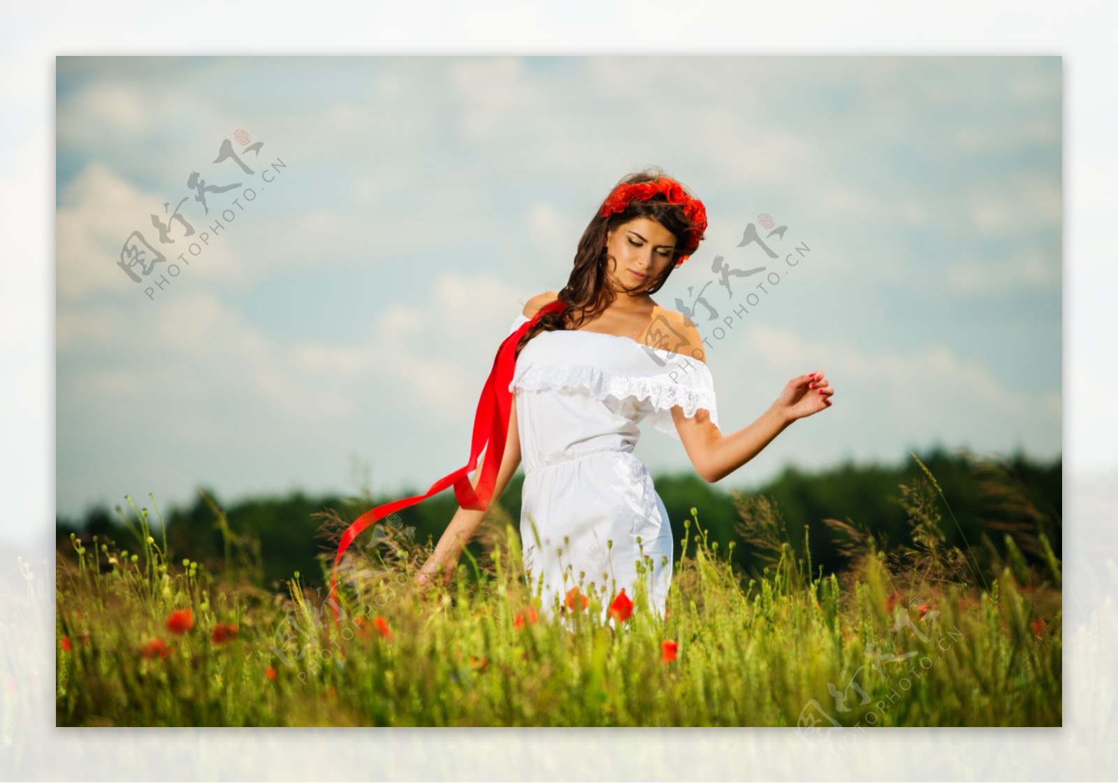 花丛中的白裙美女图片