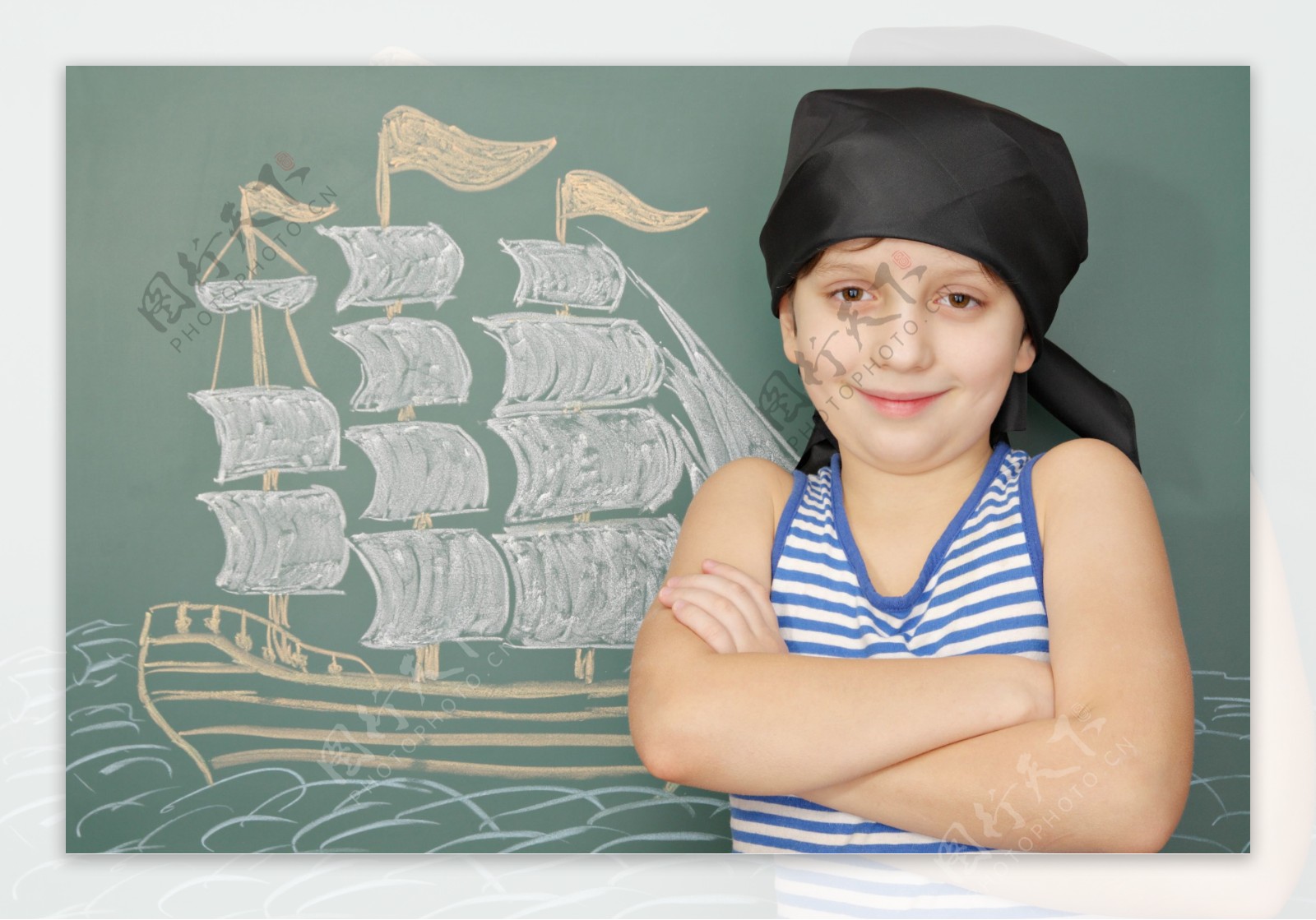 水手儿童与帆船绘画图片