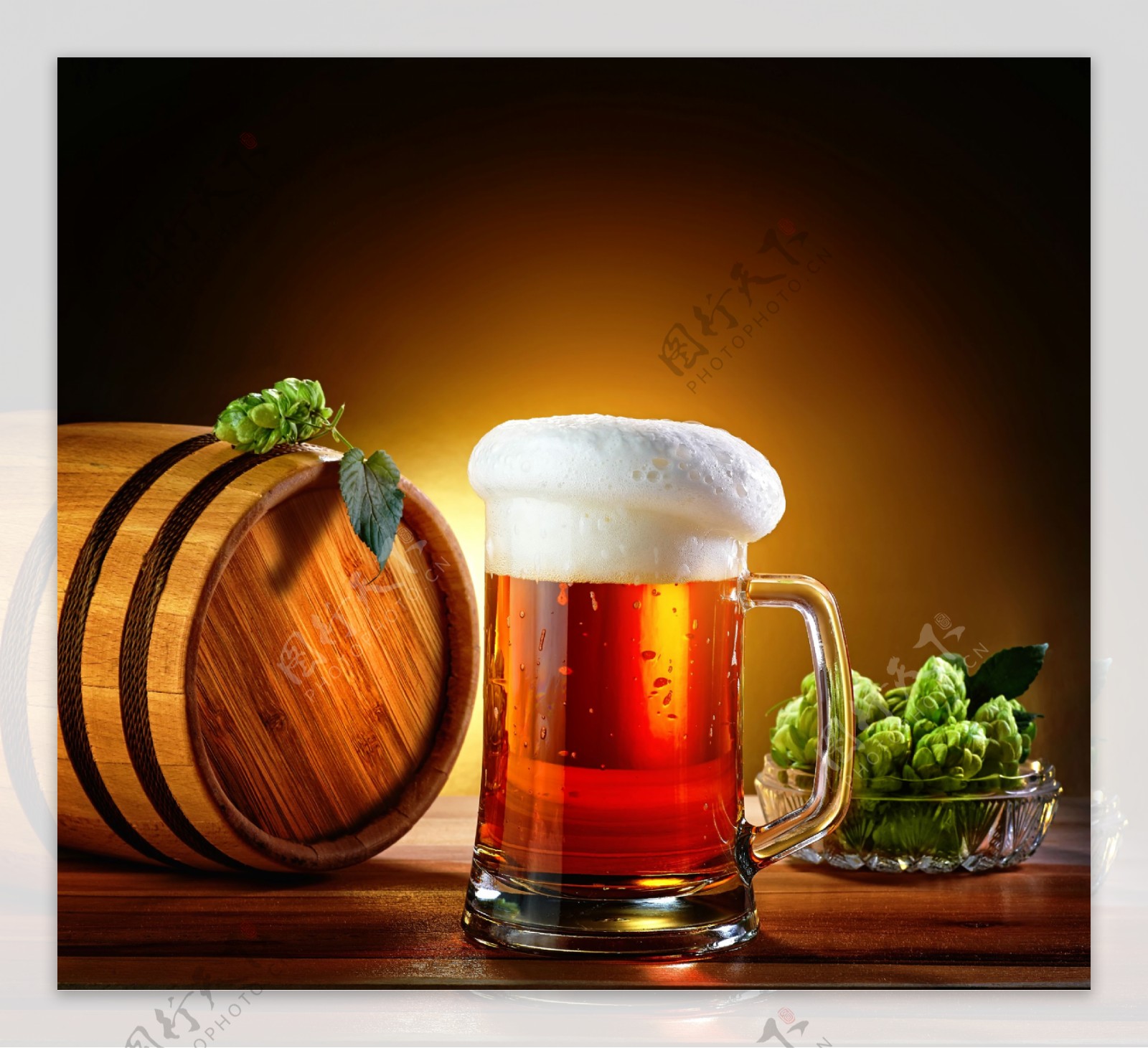 啤酒与啤酒花摄影图片