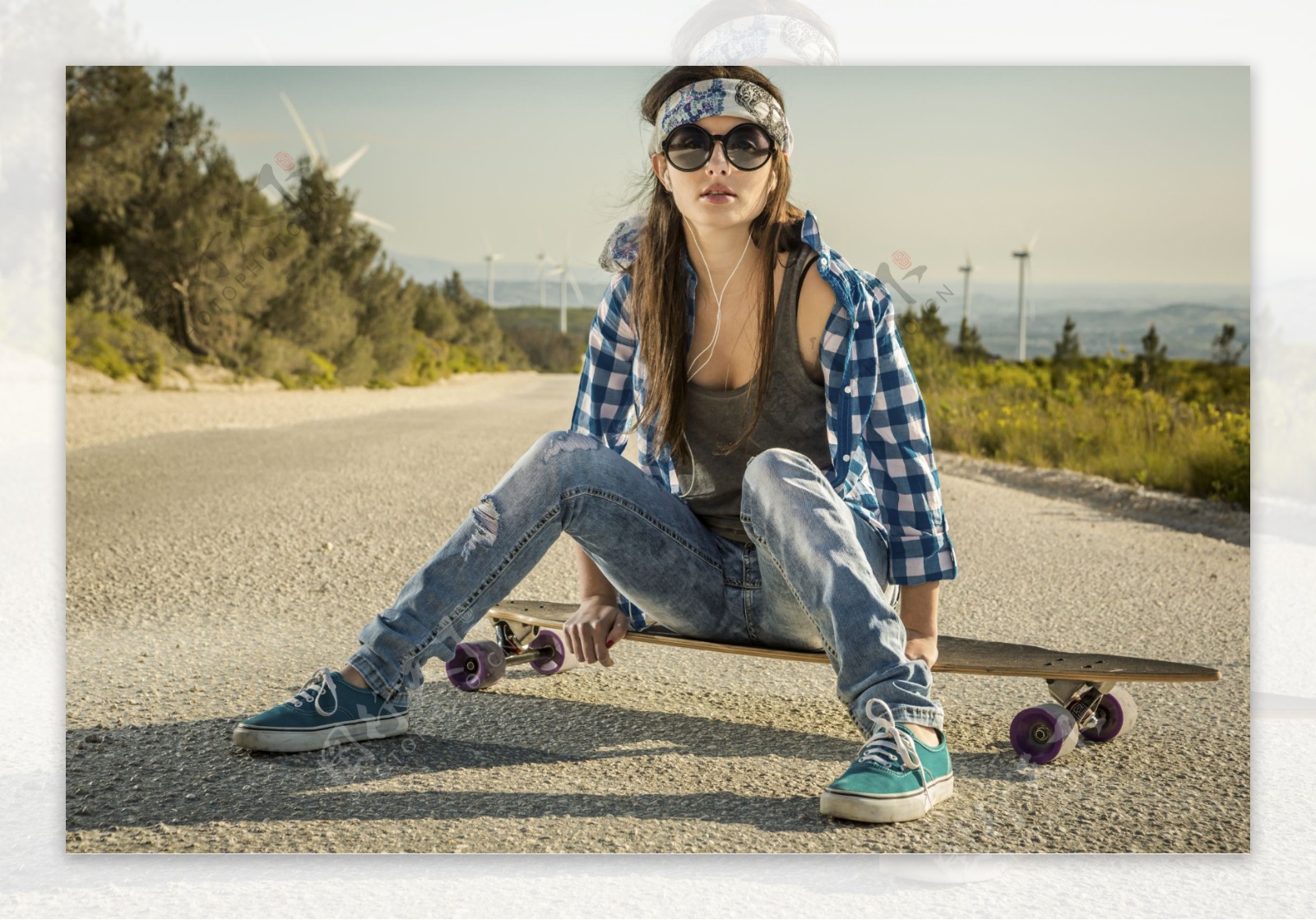坐在滑板的潮流女孩图片