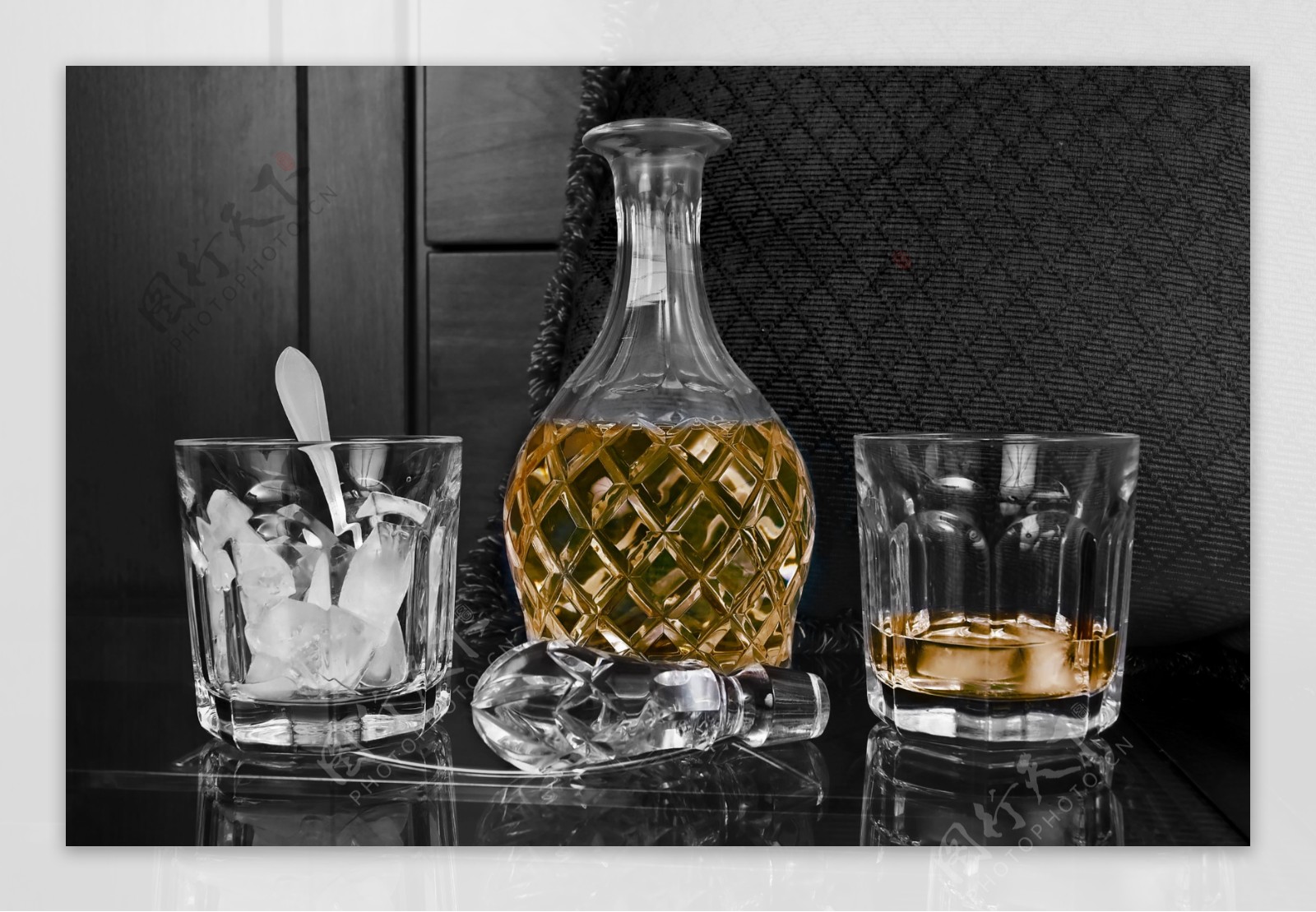 威士忌美酒与酒杯图片