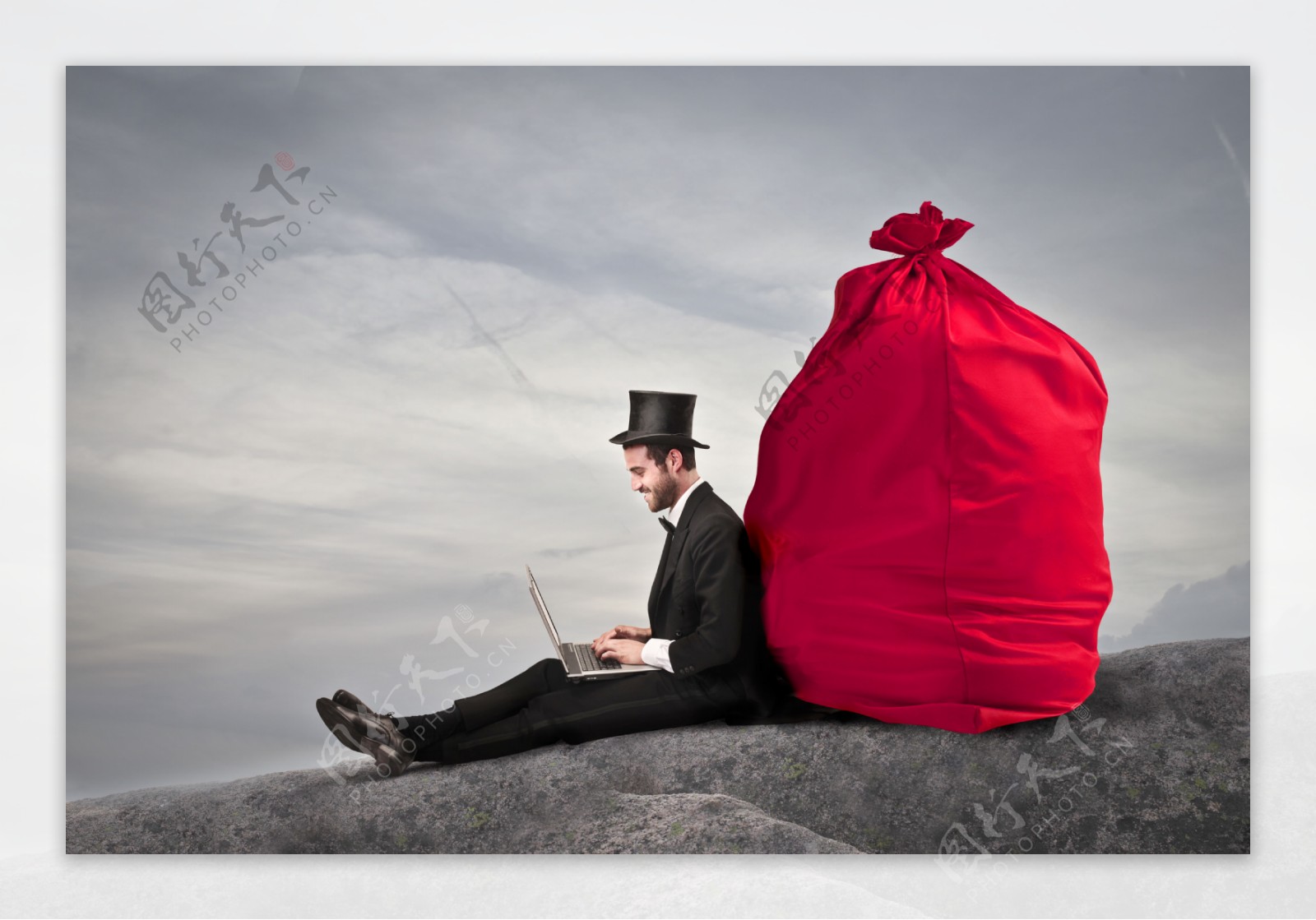 靠着大红袋子上网的绅士图片