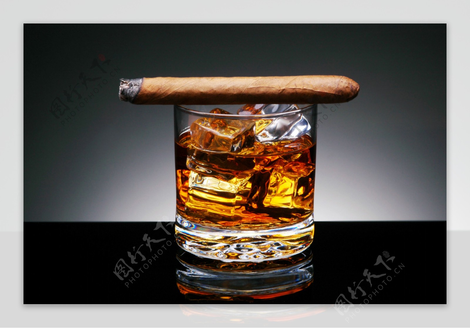 雪茄与高档威士忌图片