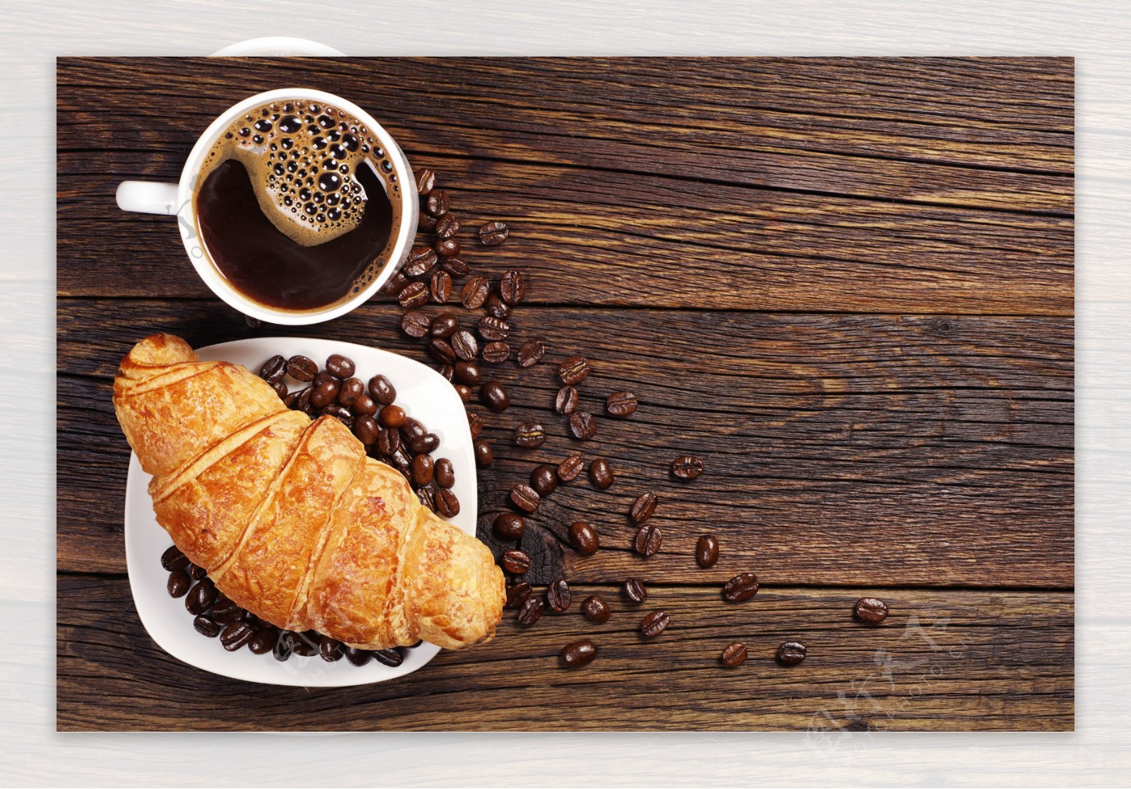 木板上的面包与咖啡豆图片