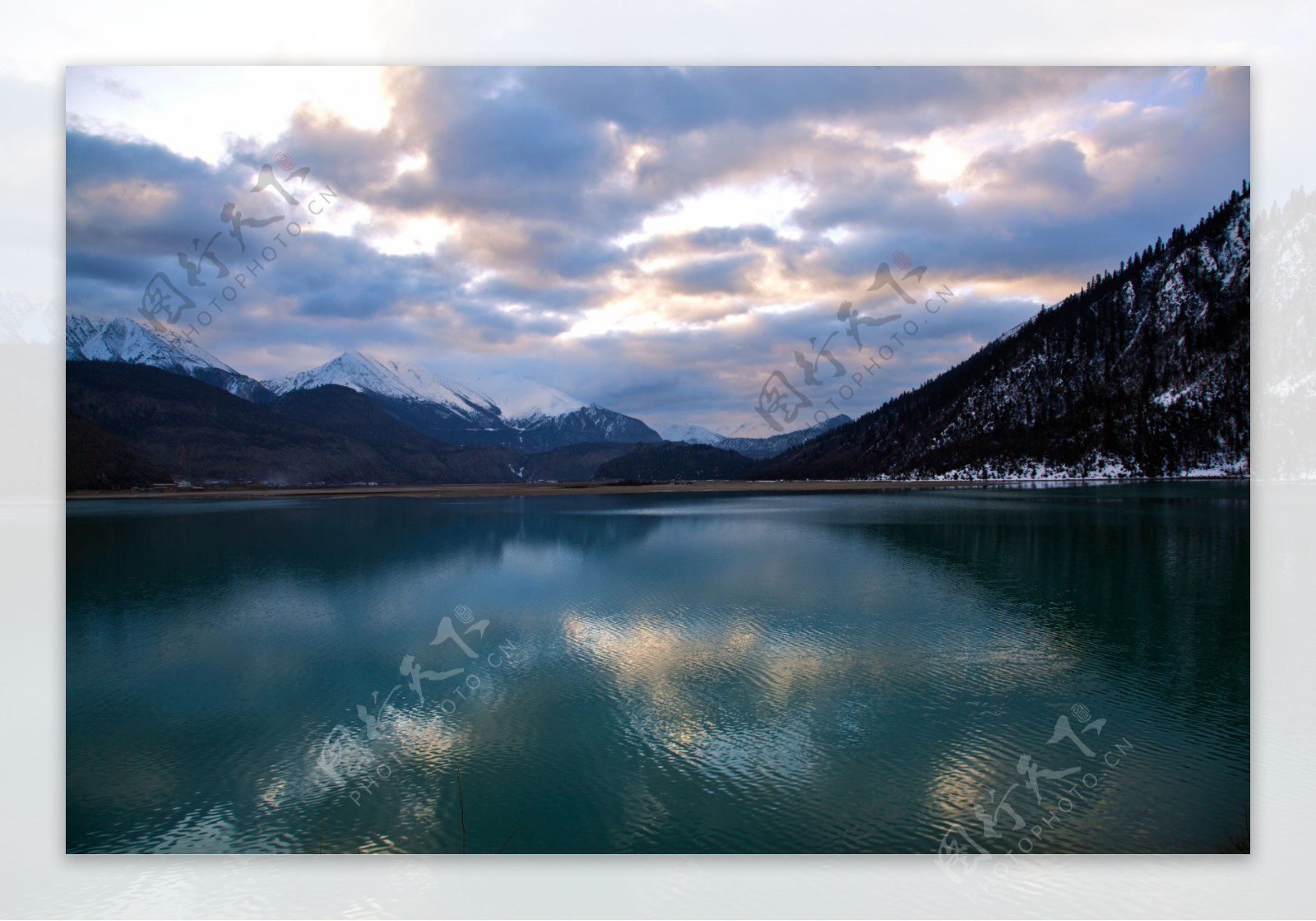 唯美湖泊风景图片