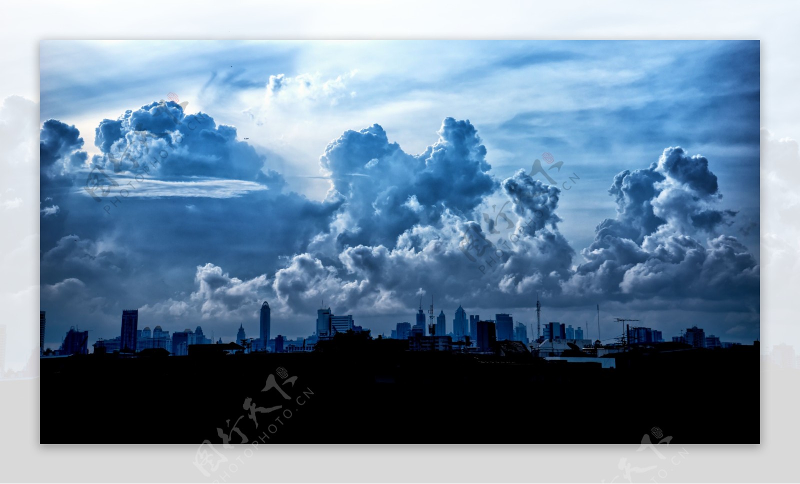 唯美城市云层风景图片