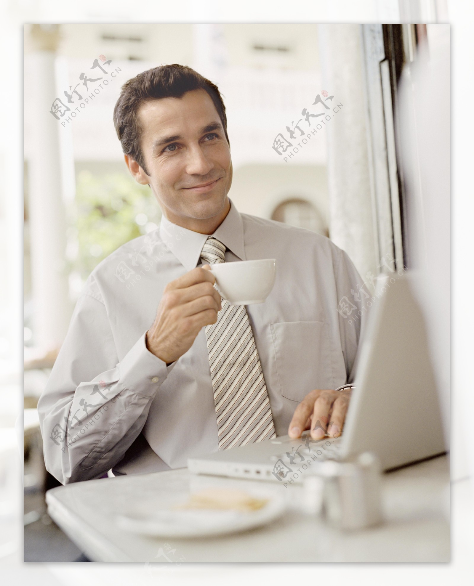 喝咖啡的男人图片