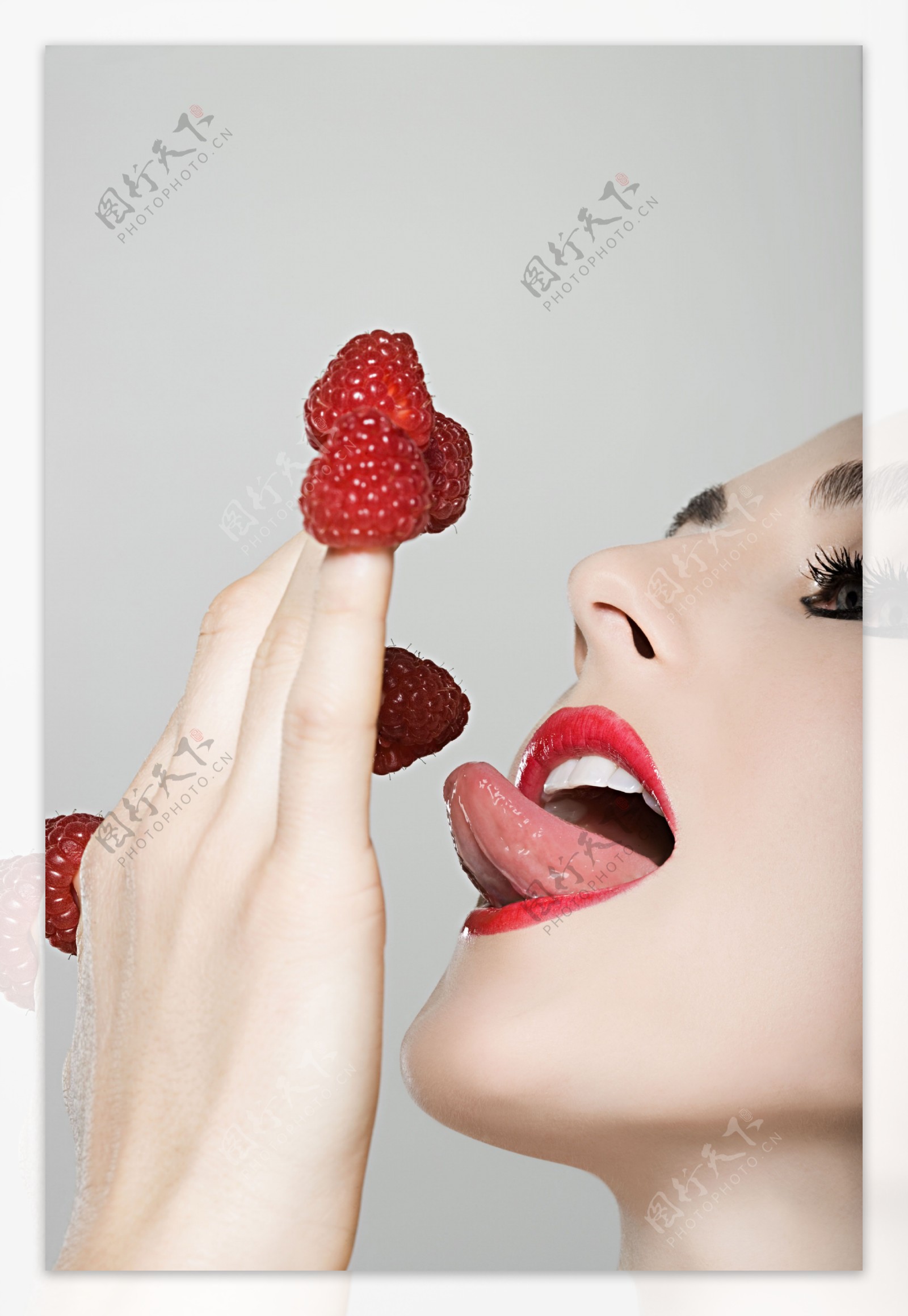 美女伸舌头舔草莓图片