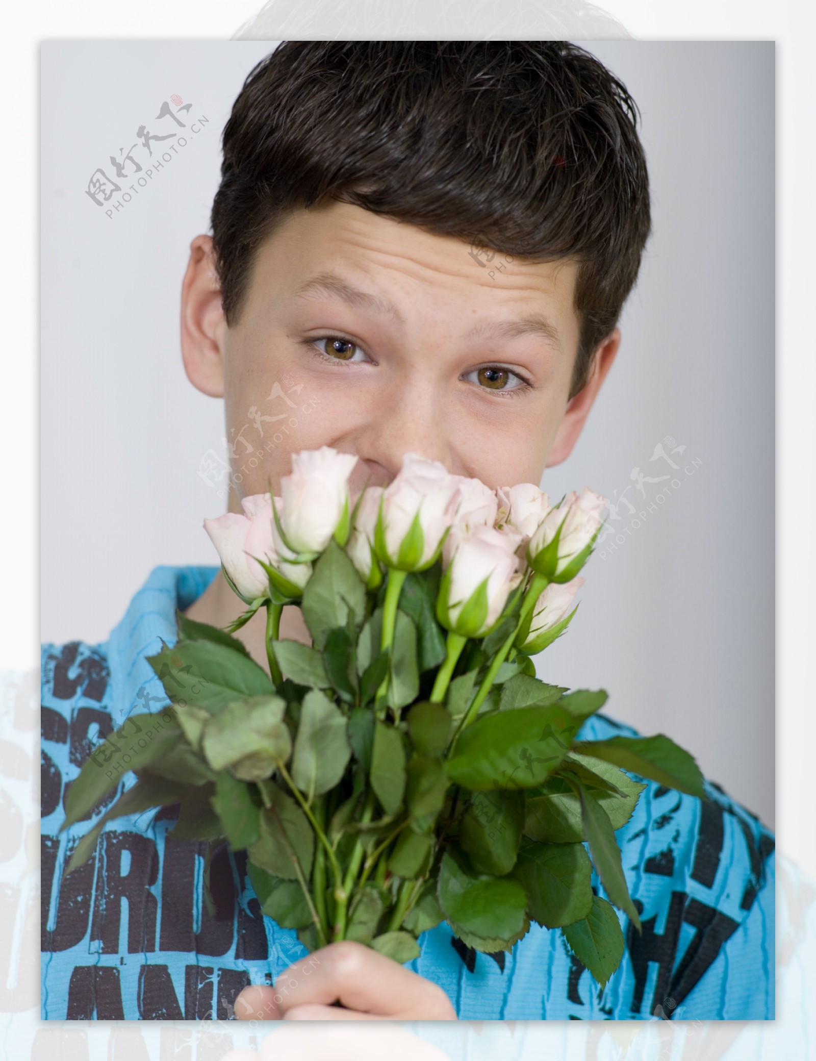 手捧玫瑰的青年男生图片