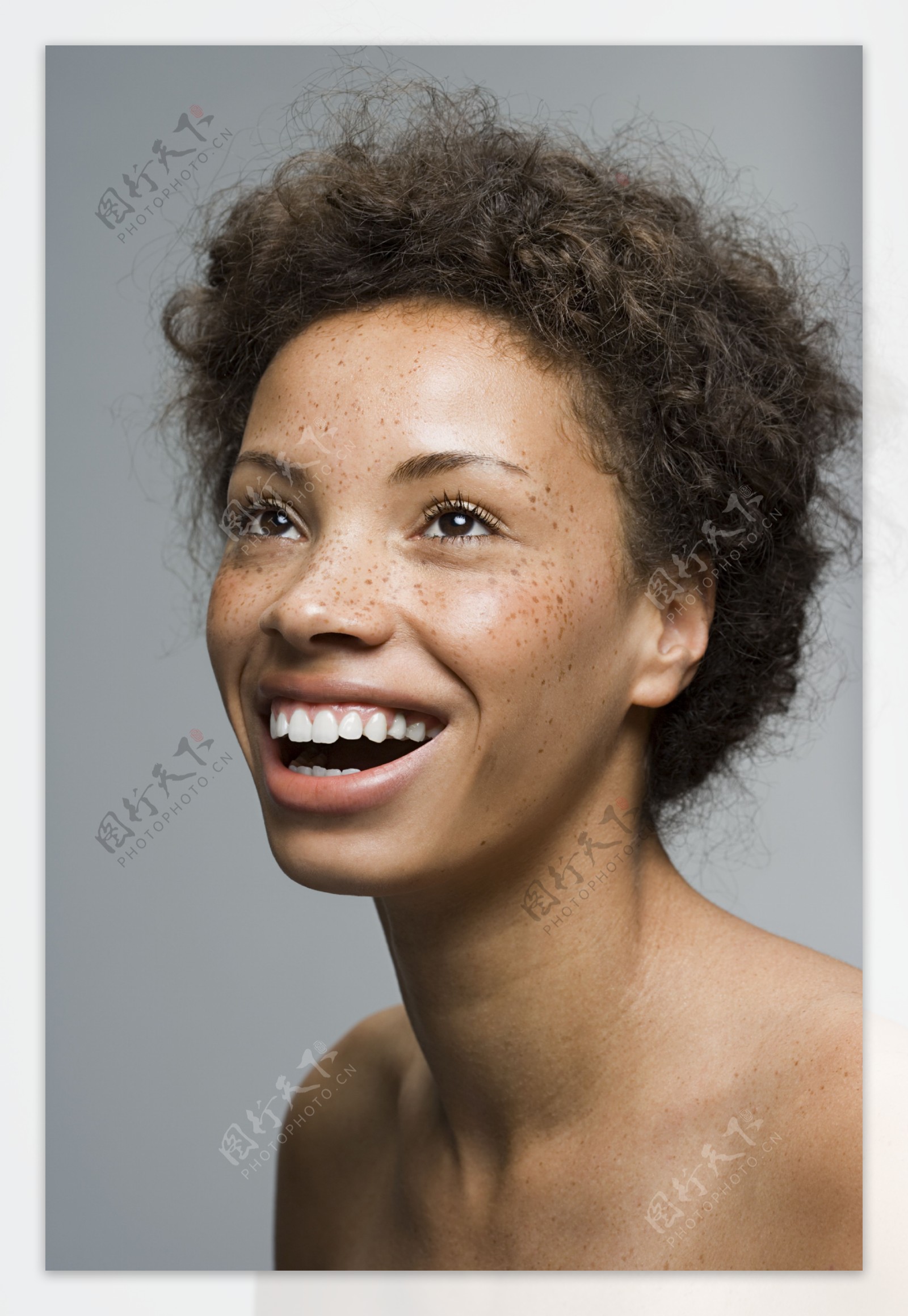 大笑仰望的卷发黑人女性图片