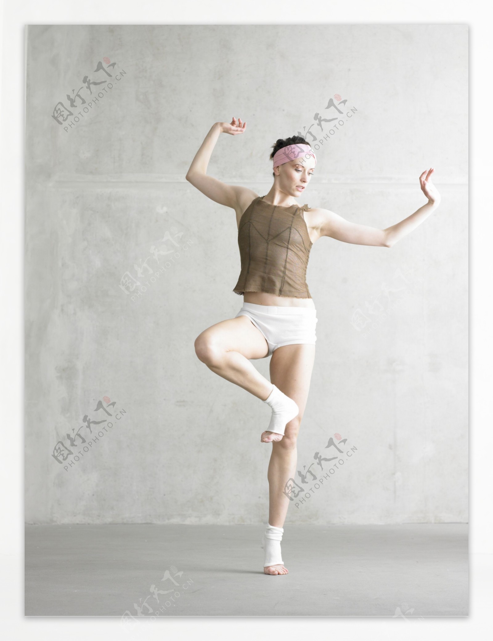 动感舞姿的舞蹈女性演员图片