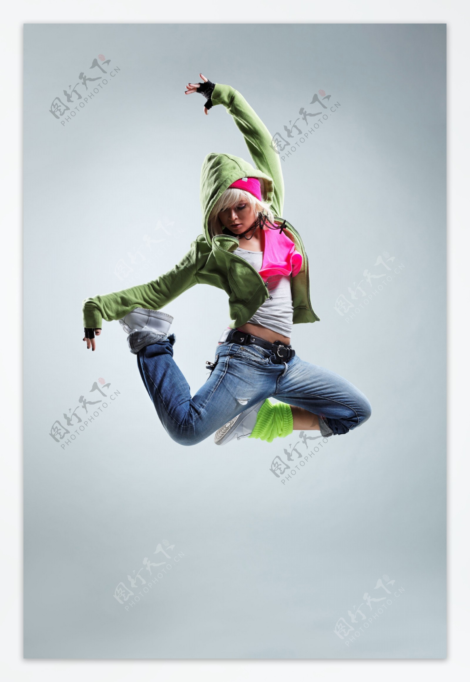 激情跳起的外国女孩图片