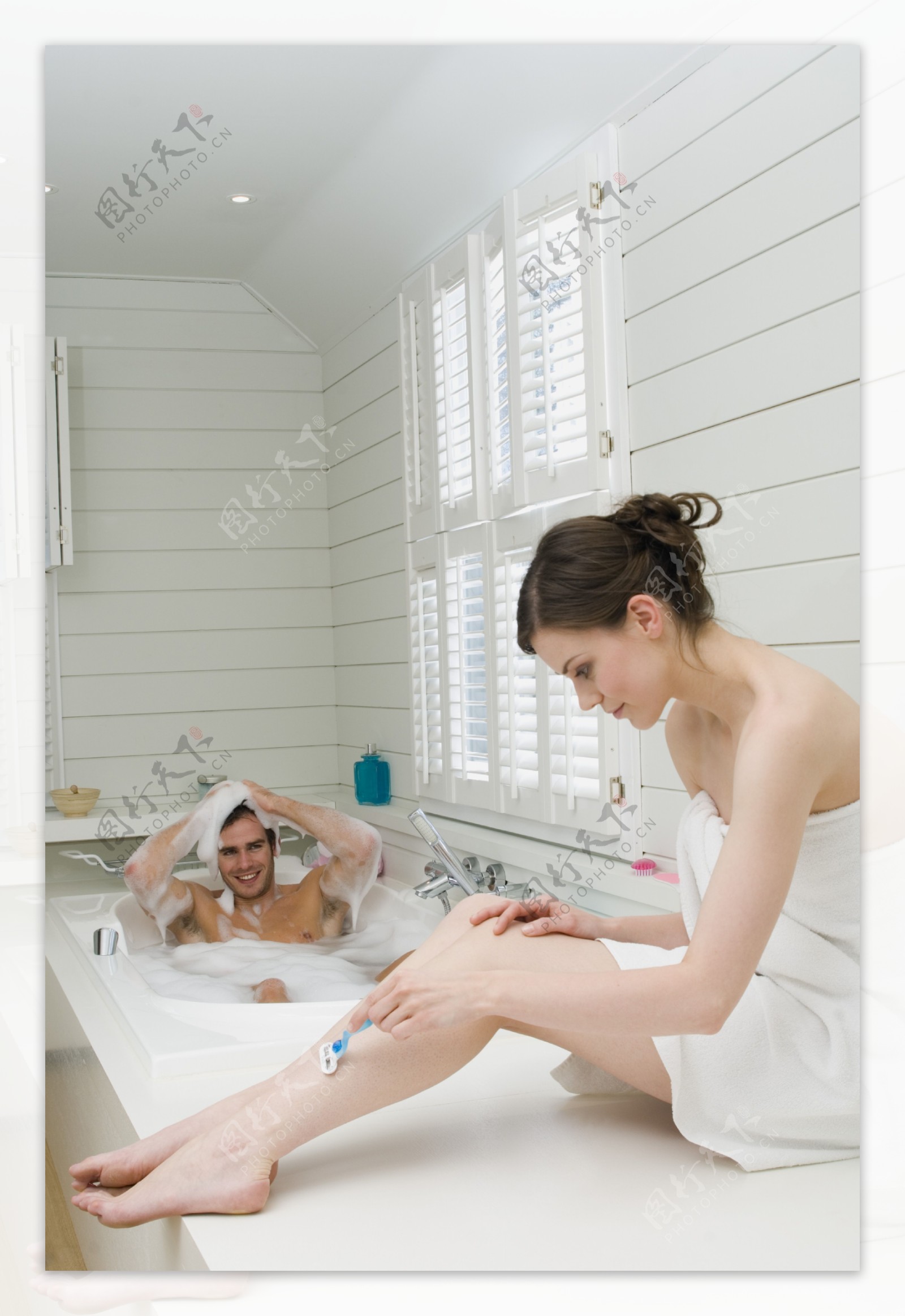 浴室里泡澡的男女图片