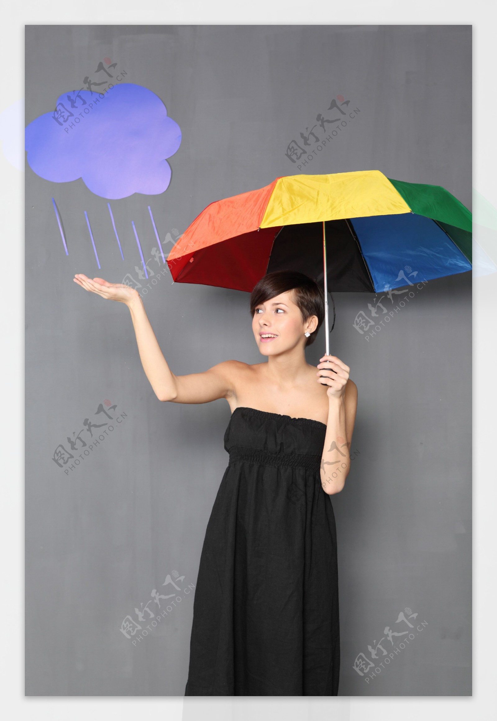 撑着彩色伞的美女图片