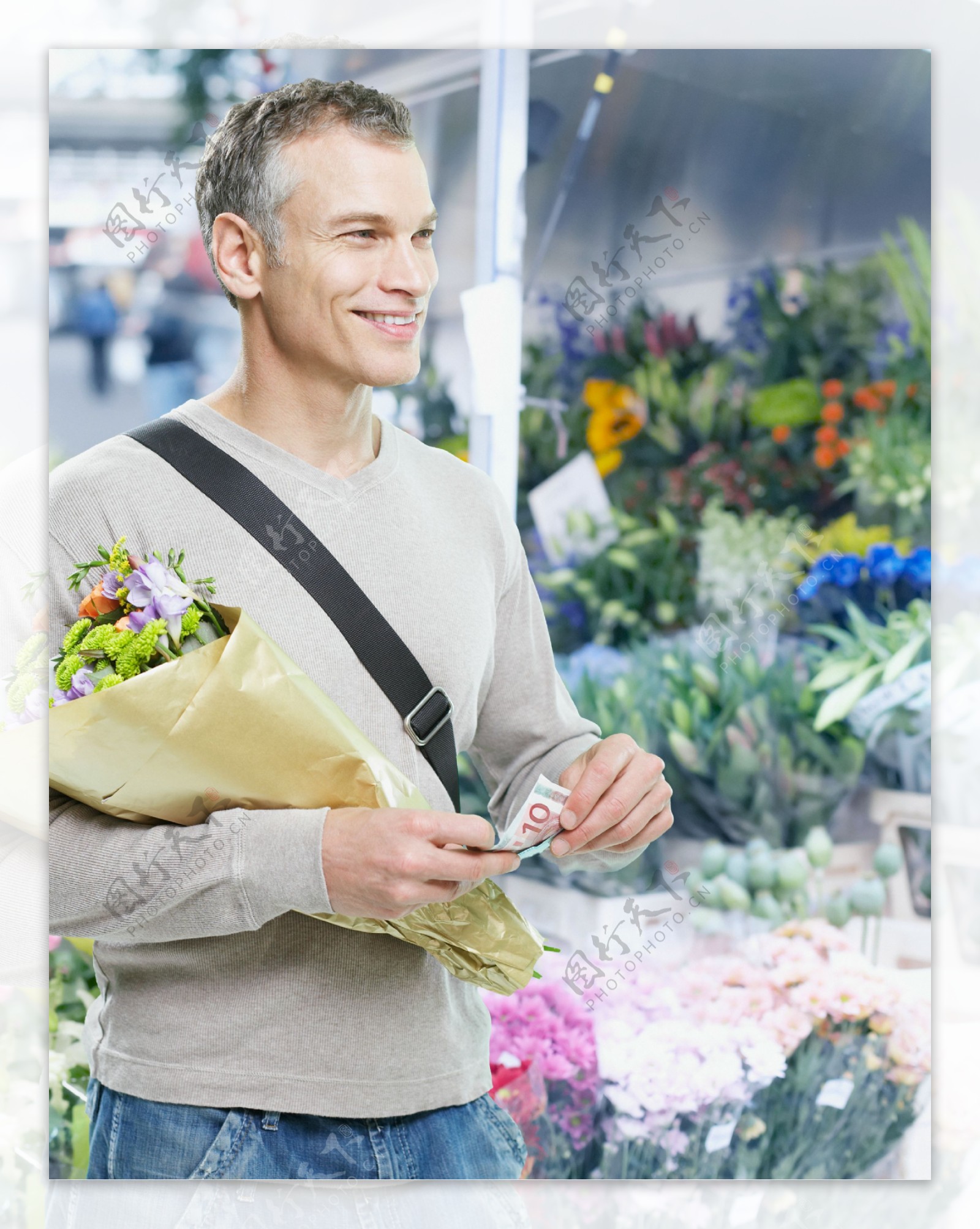 买鲜花的男人摄影图片