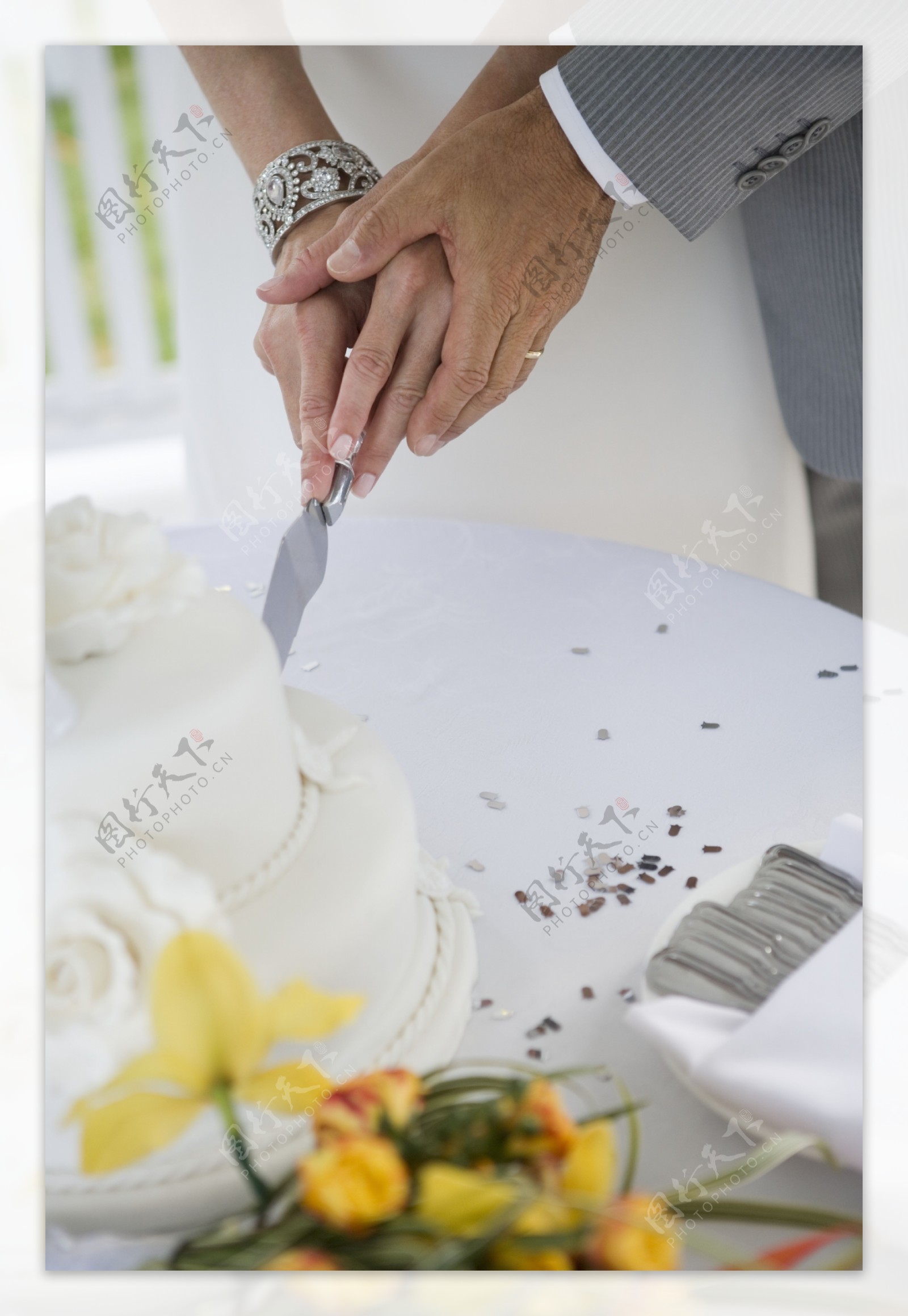 在切蛋糕的夫妻图片
