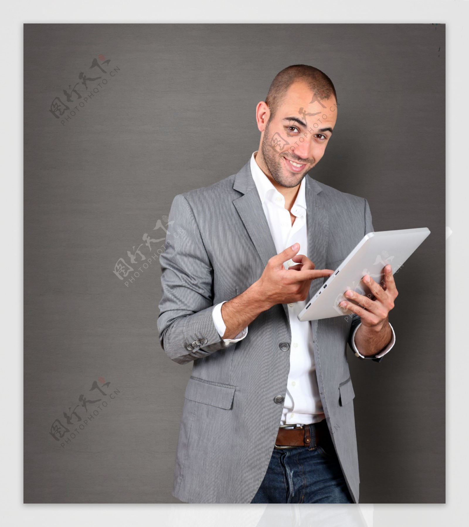 拿着笔记本电脑的商务男人图片
