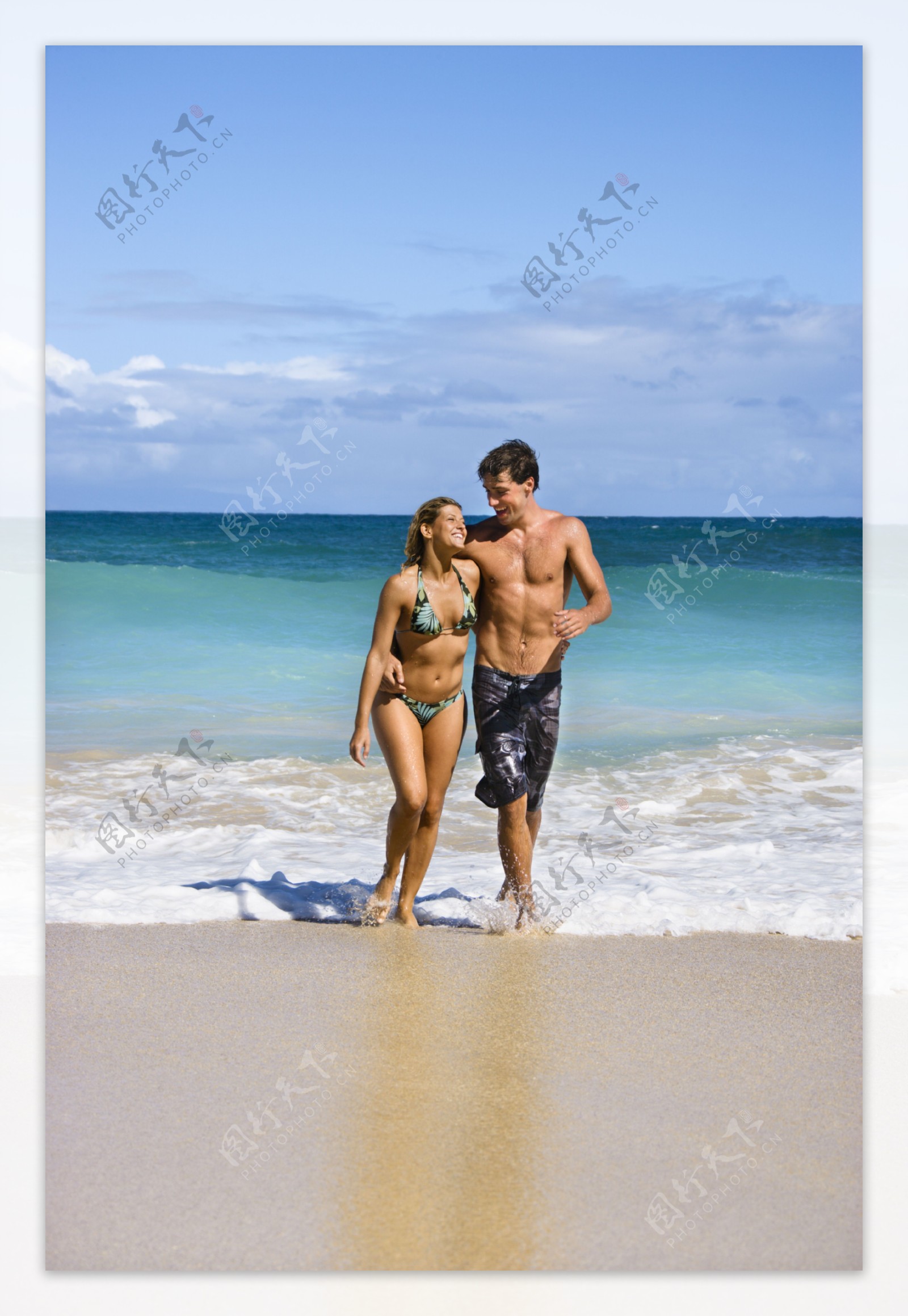 沙滩上开心的情侣图片
