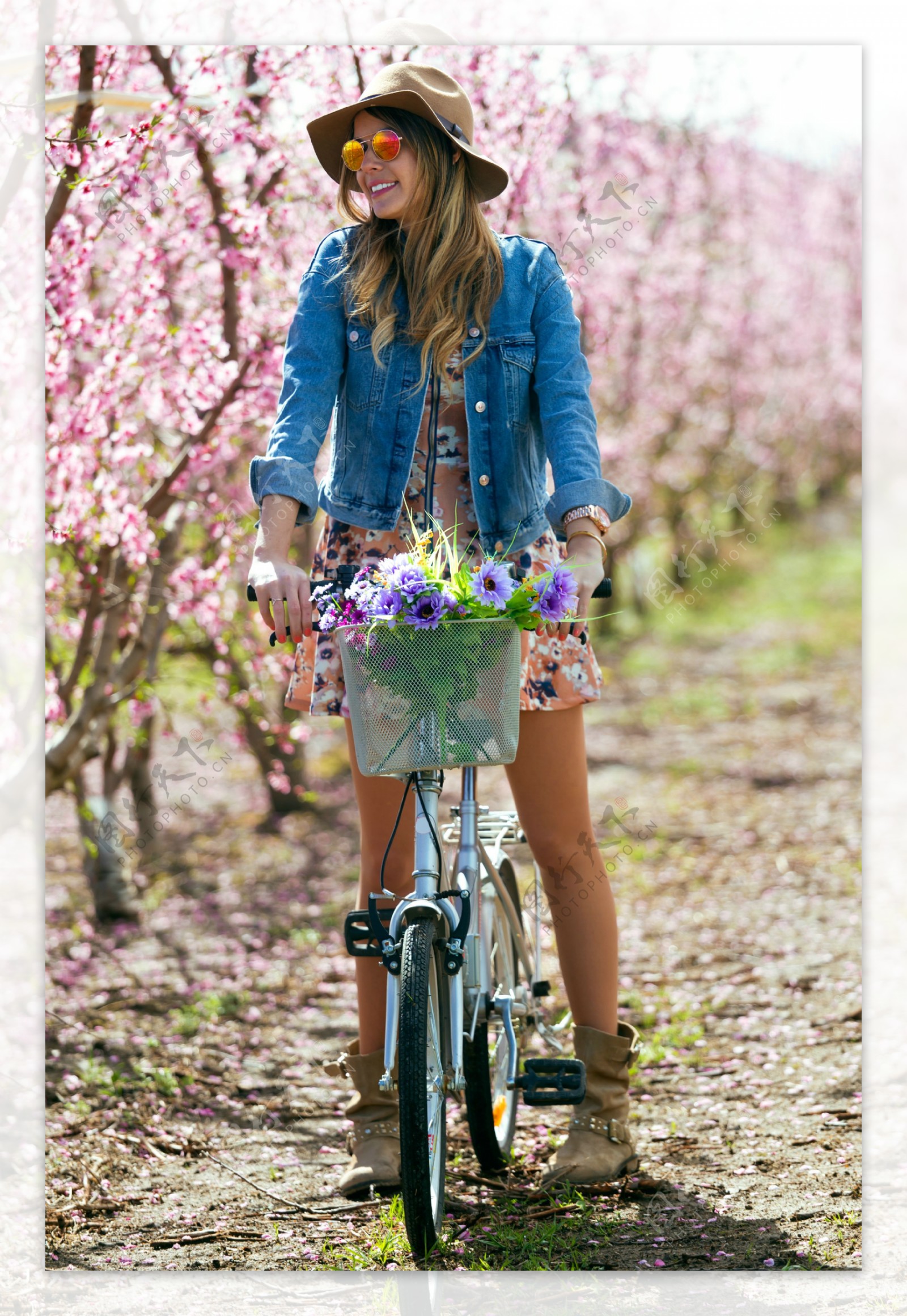 骑自行车的性感美女图片