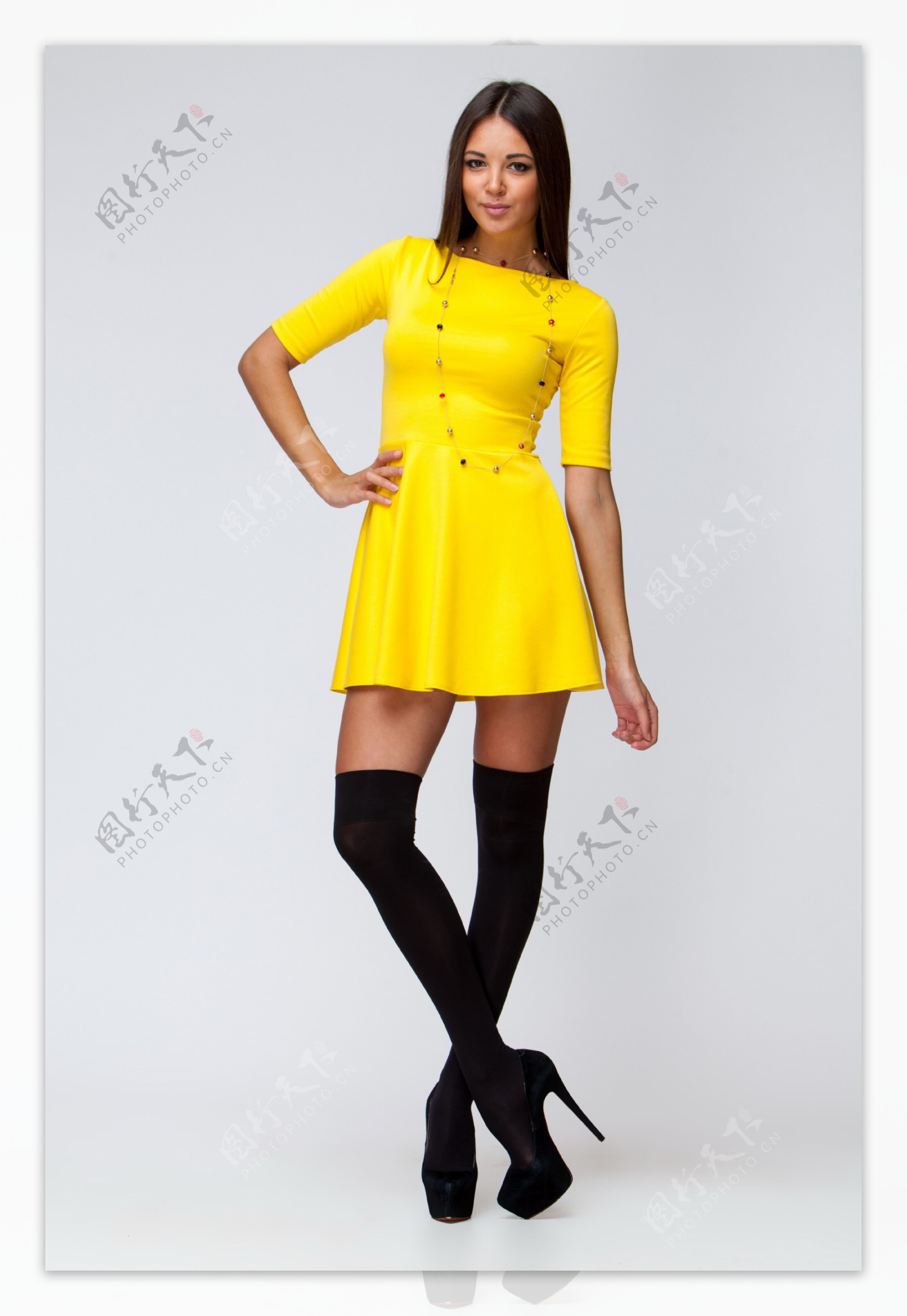 黄色连衣裙丝袜美女图片