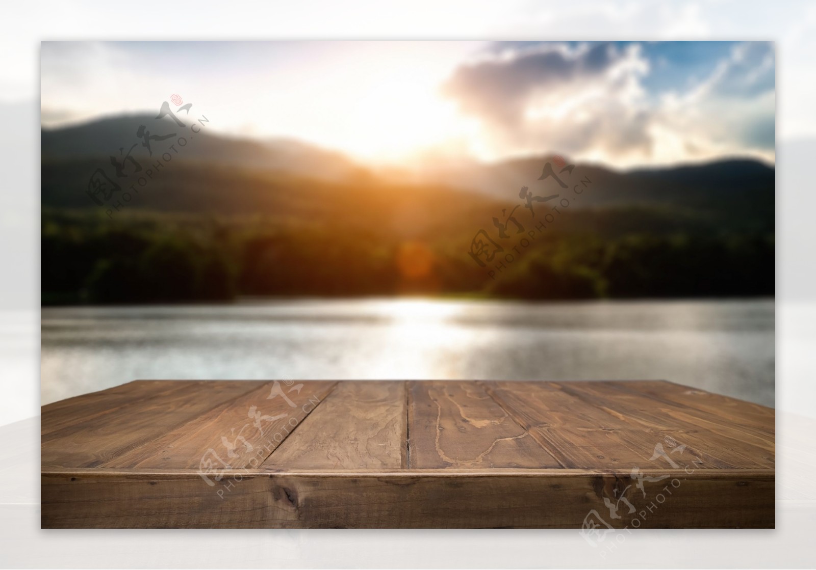 木板与湖泊景色