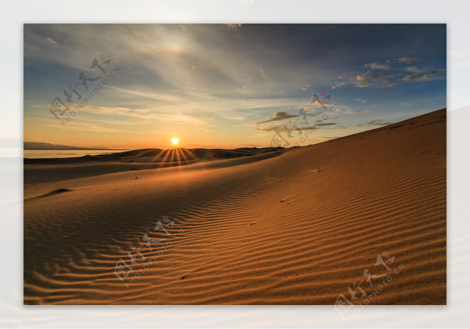 夕阳下的沙纹路沙漠风光