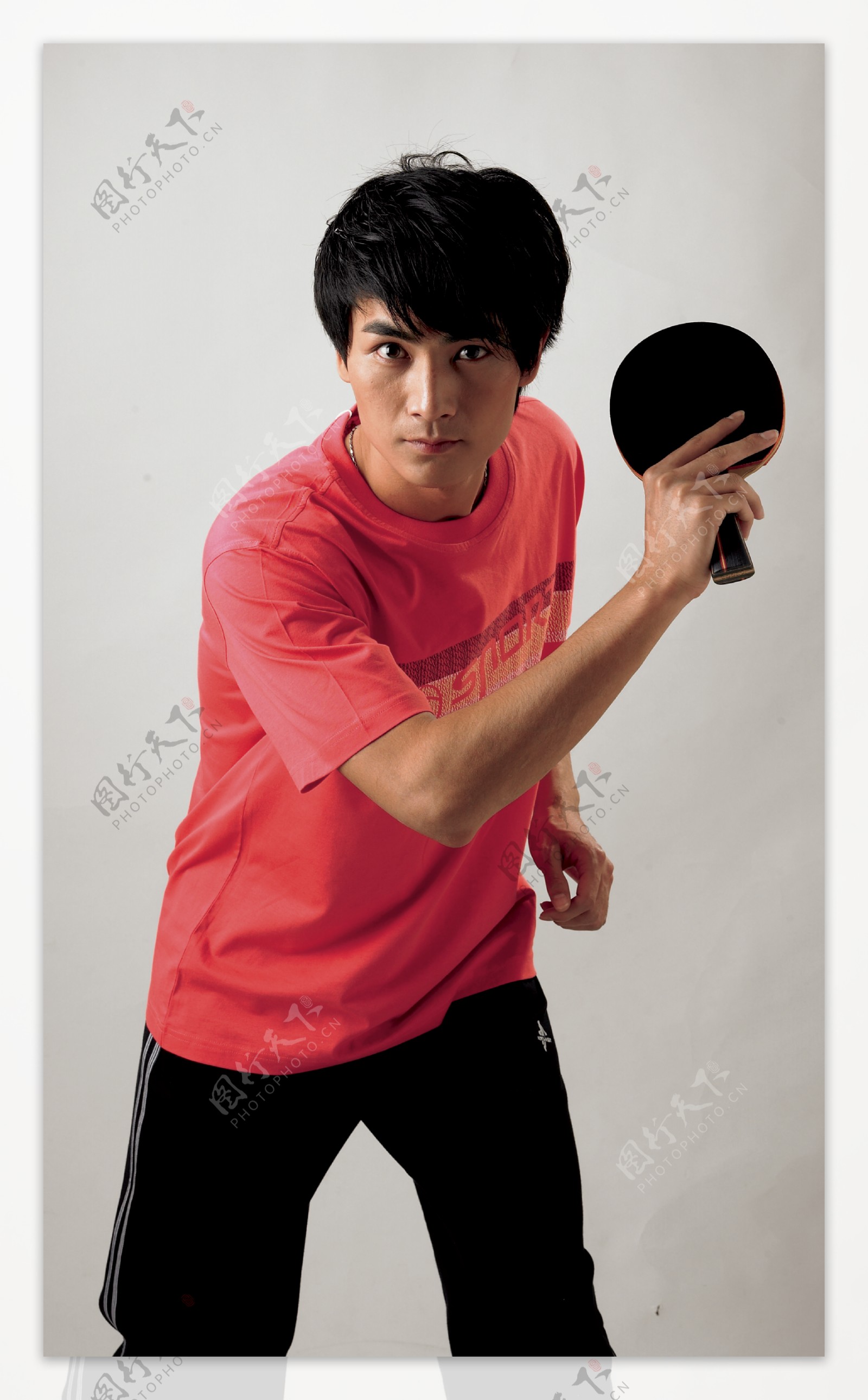 拿着乒乓球拍的男人图片