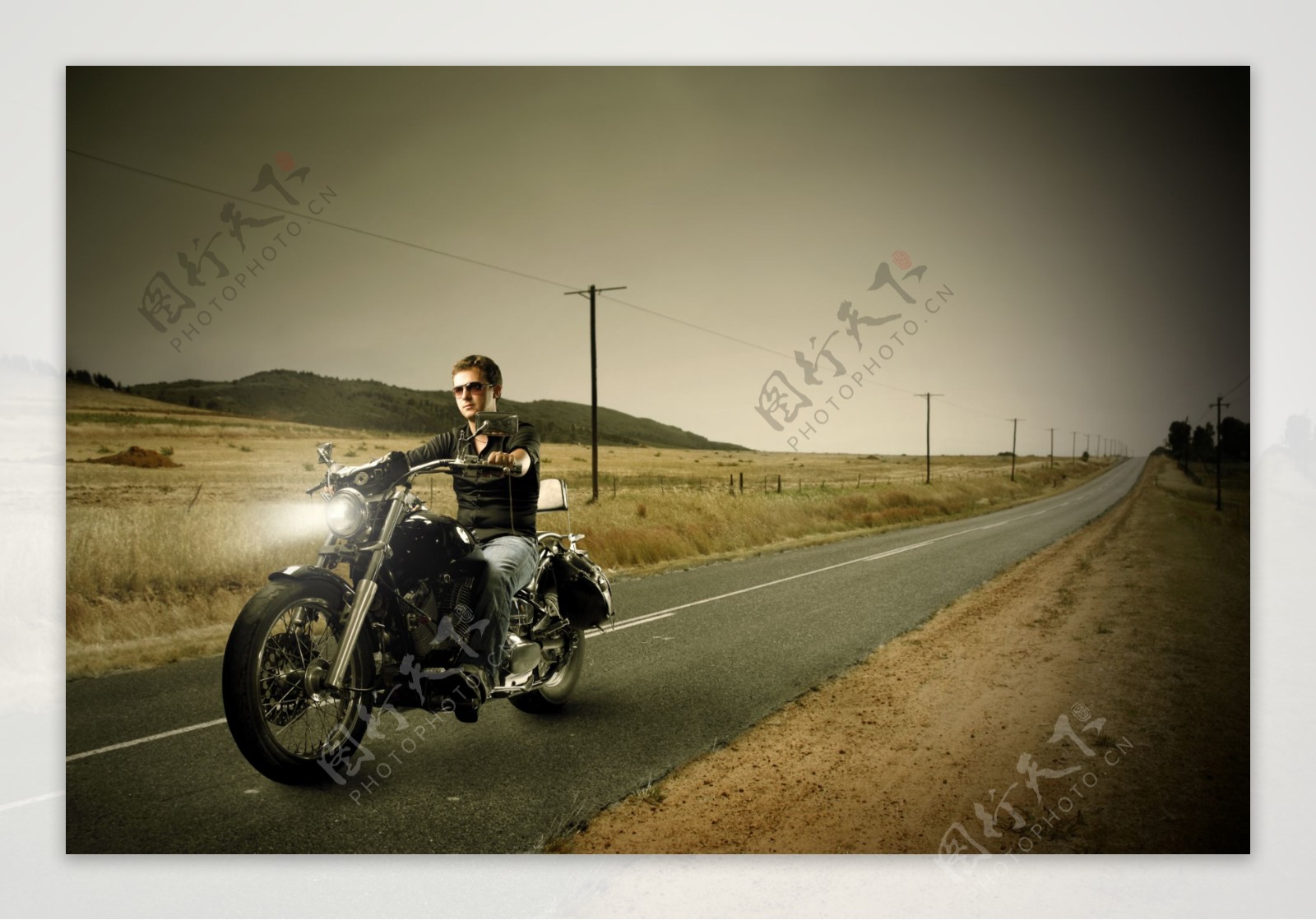 正在骑摩托车的男人图片