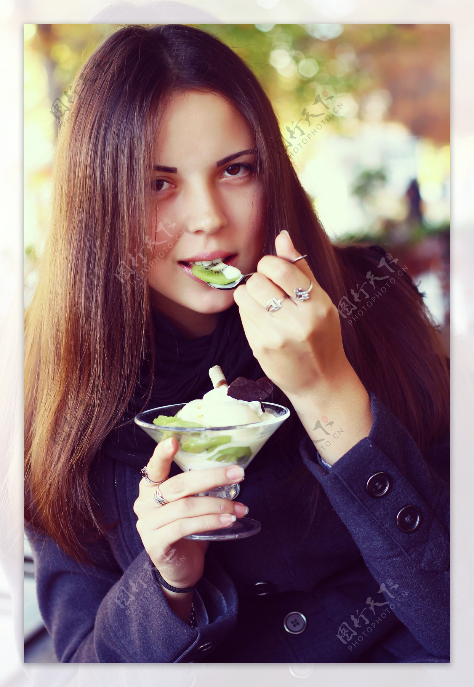 有秀丽构成的性感的妇女吃冰淇凌的 库存图片. 图片 包括有 - 112680425