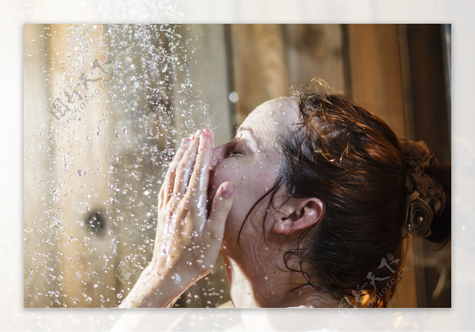 漂亮的年轻女人在家里洗澡图片下载 - 觅知网