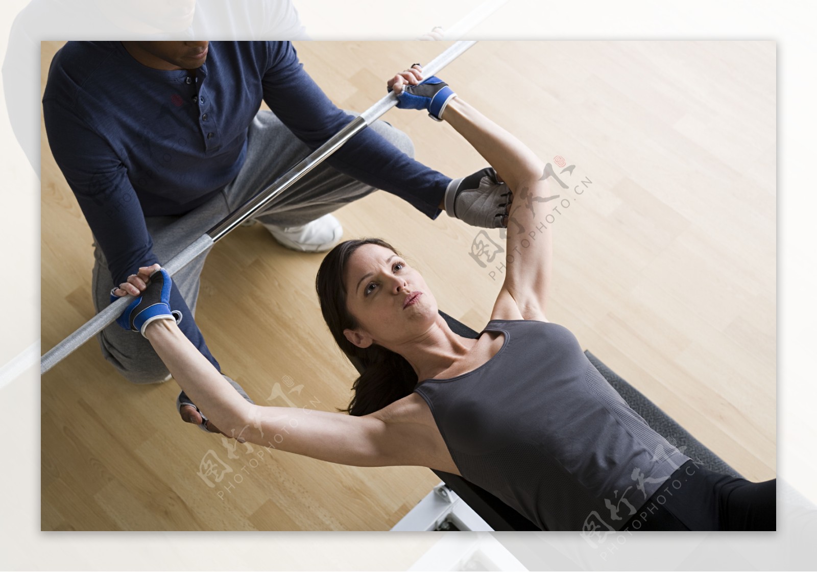 锻炼手臂肌肉的女性图片