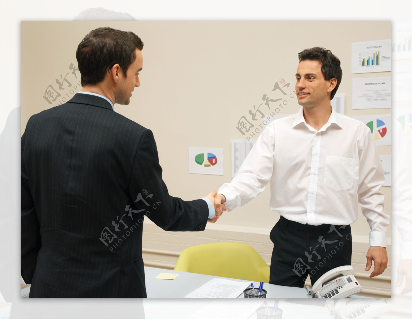 握手的男人商务图片