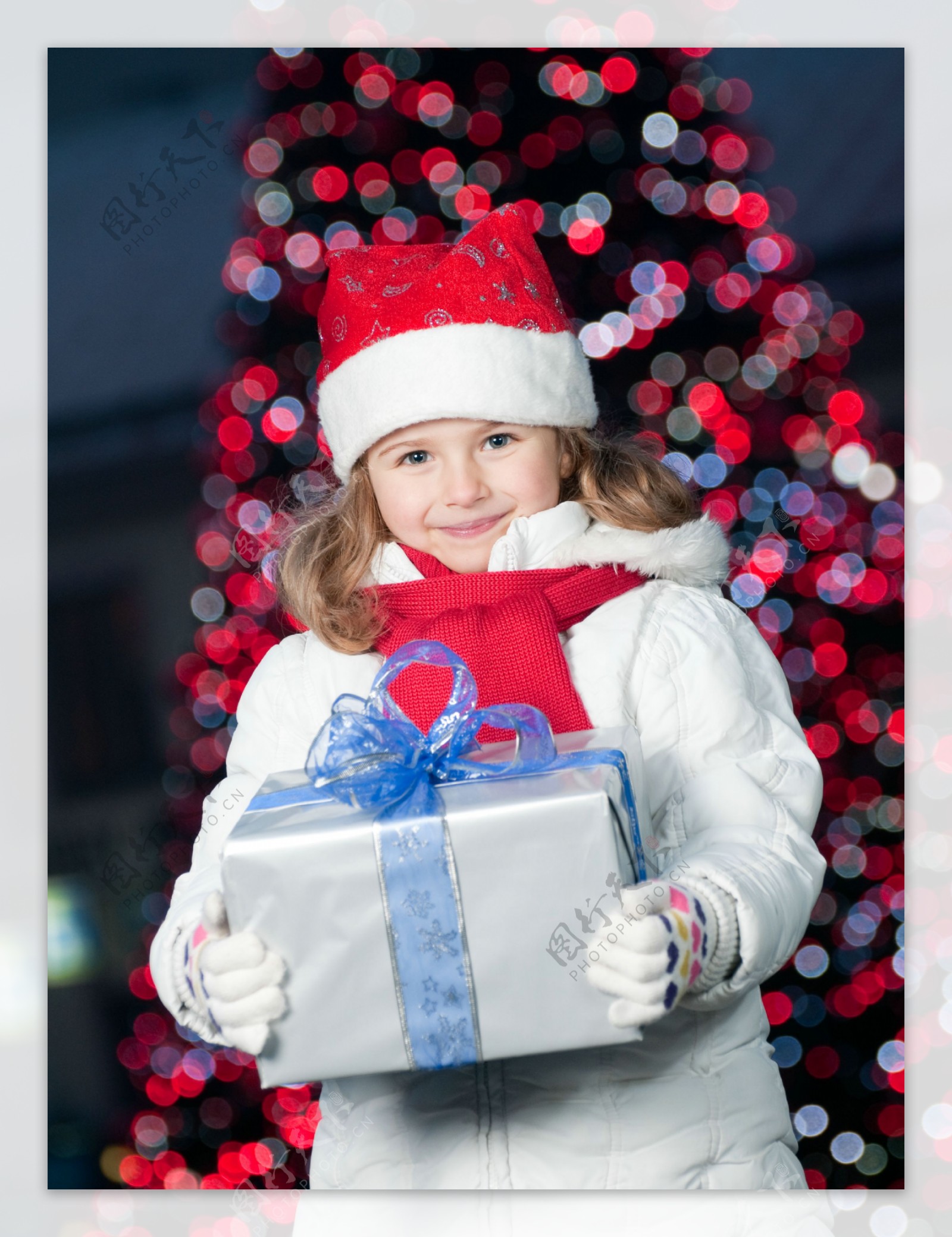 抱着礼盒的圣诞小女孩图片