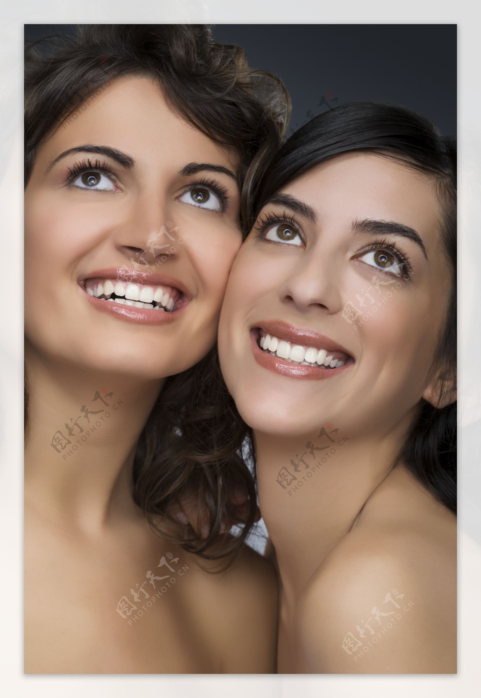 微笑仰望的两个外国美女图片