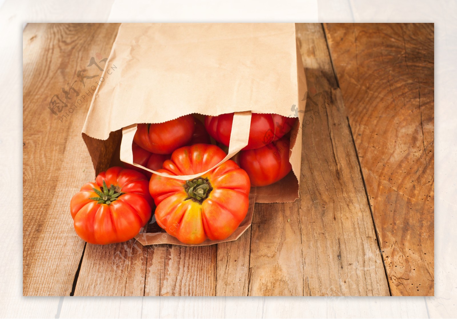 纸袋里的西红柿图片