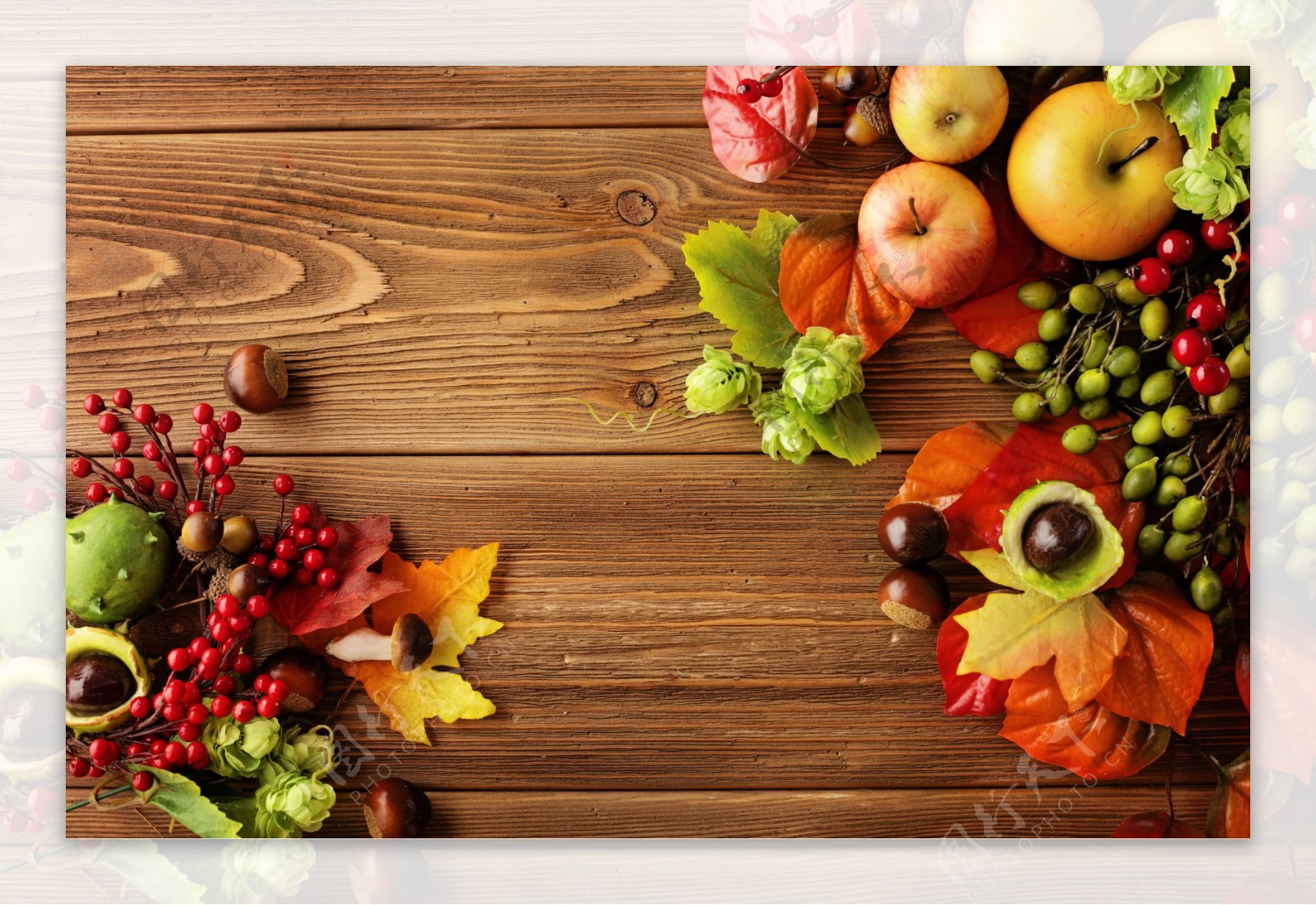 木板上的秋天水果图片