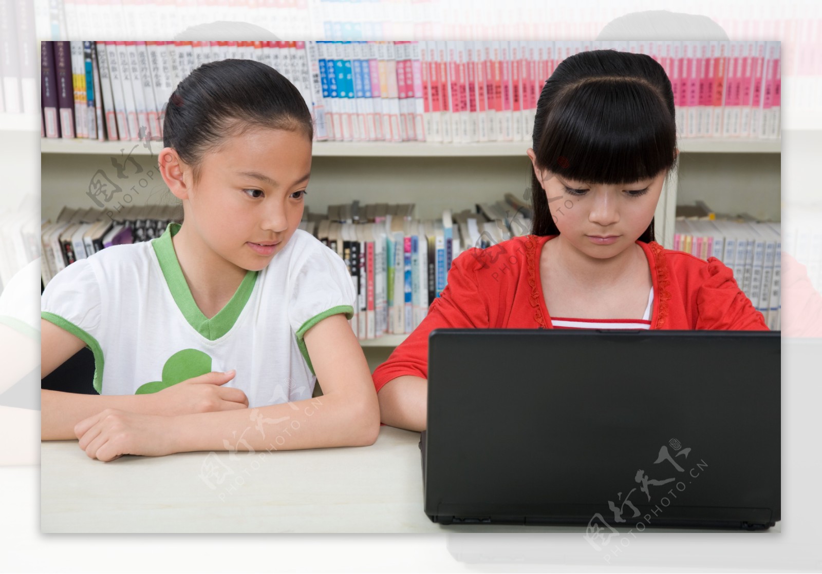 图书馆两个小女孩一起上网图片