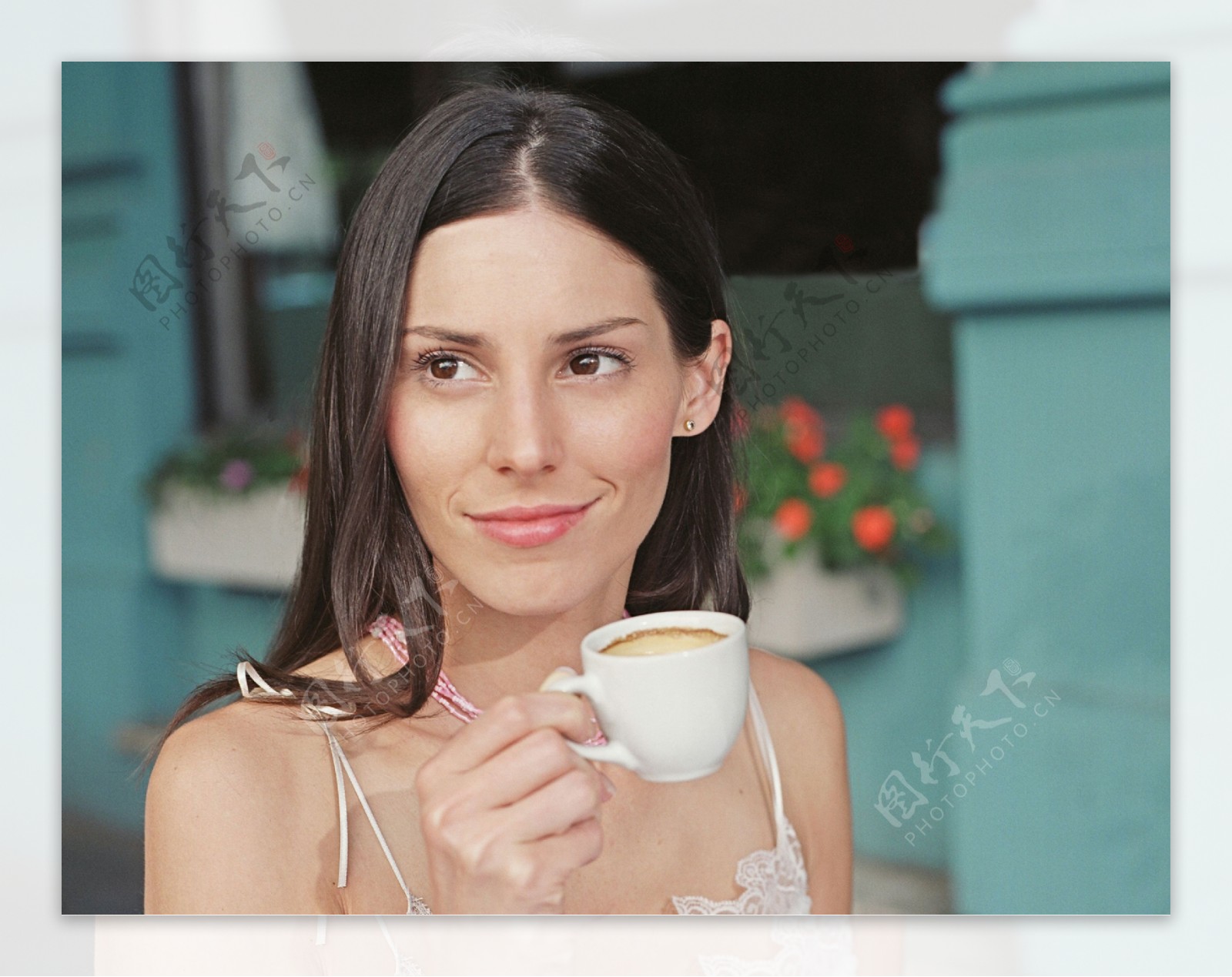 正在喝咖啡的女性图片