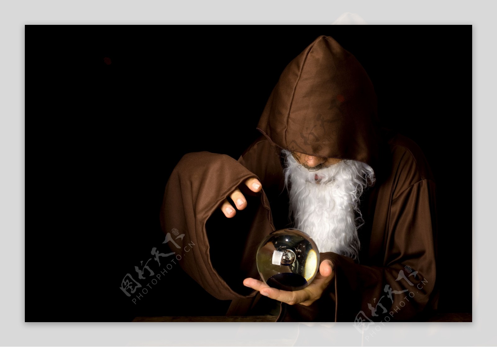 拿着水晶球的巫师图片