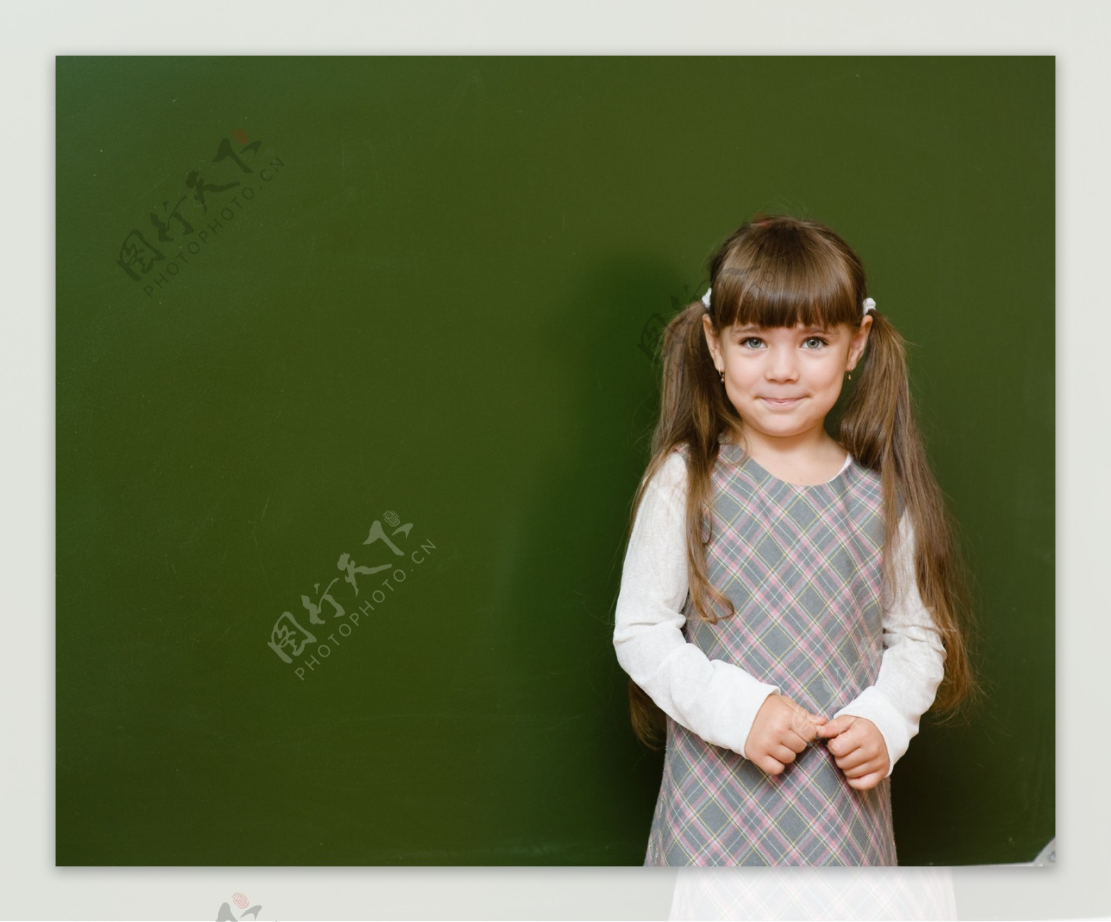 黑板前的女孩图片