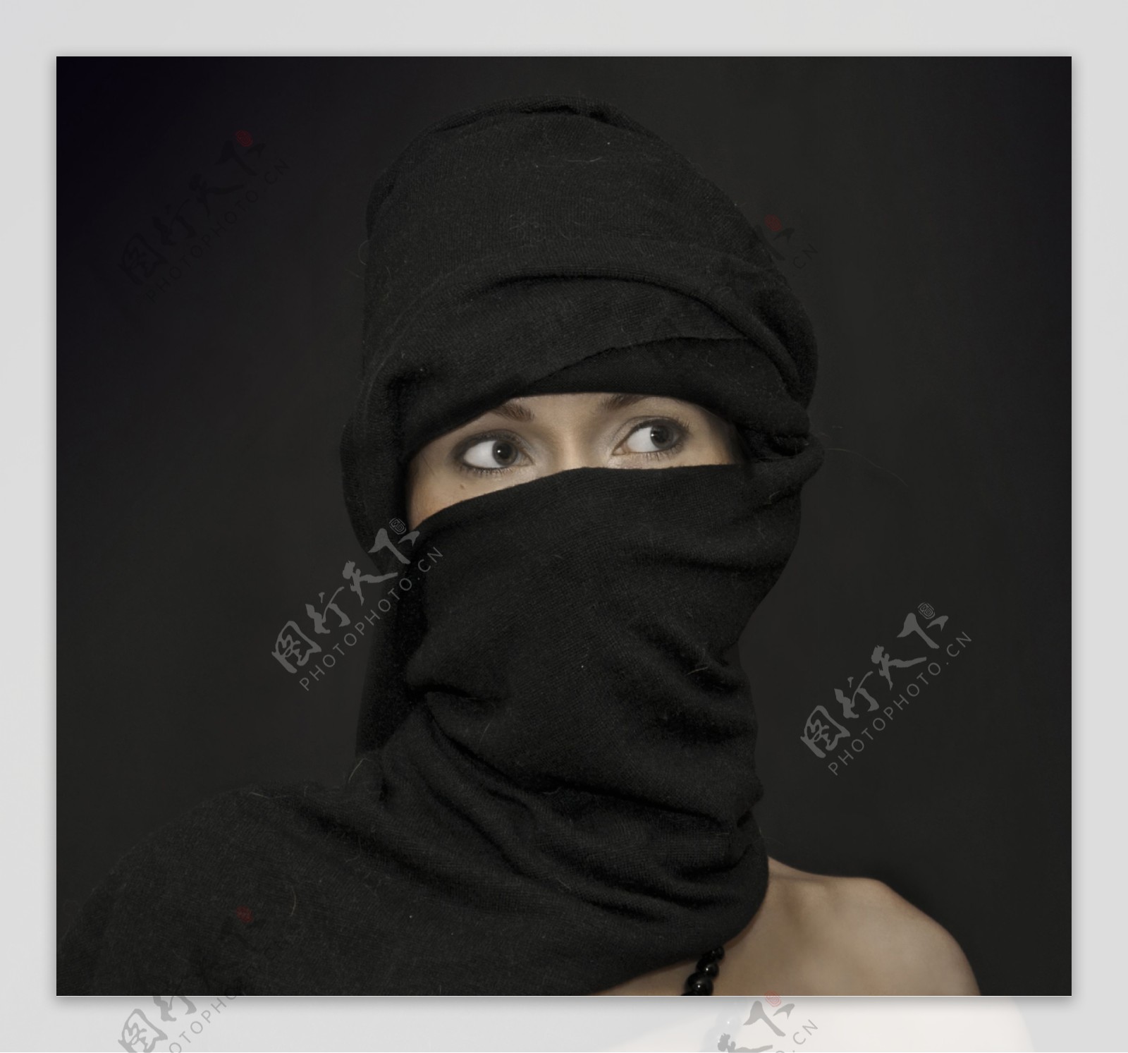 围黑色头巾的女士图片