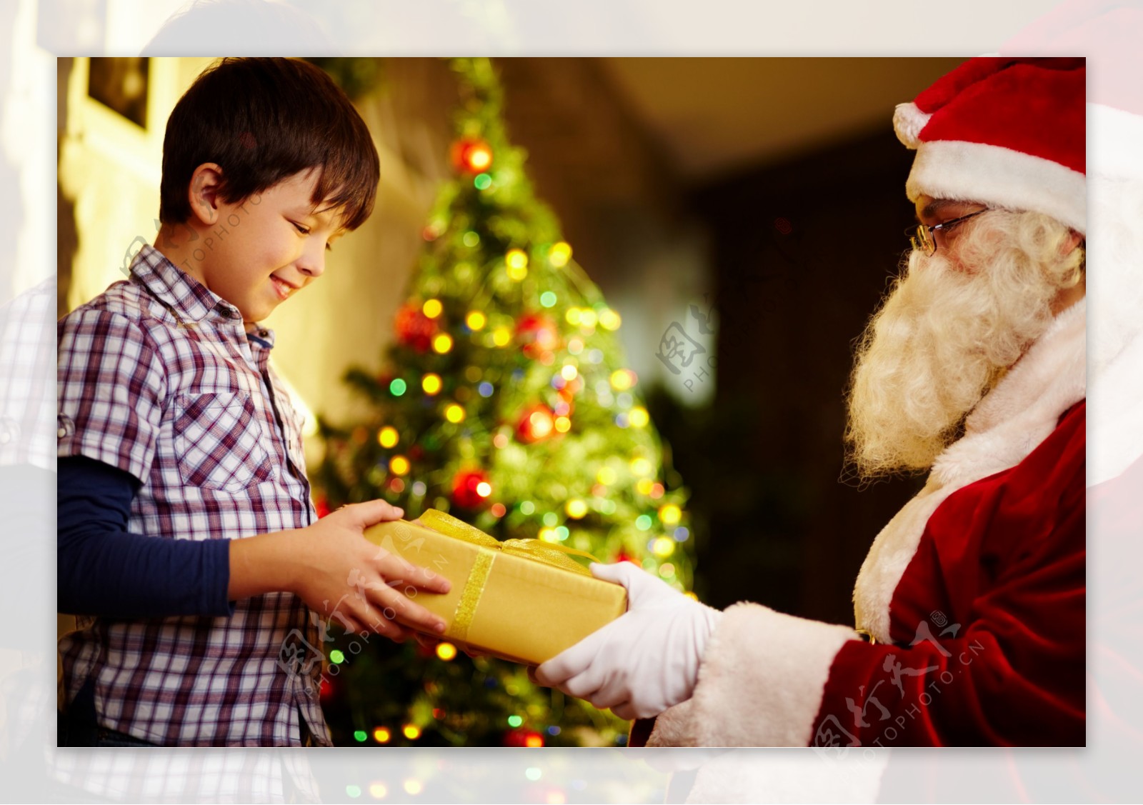 小男孩与圣诞老人图片